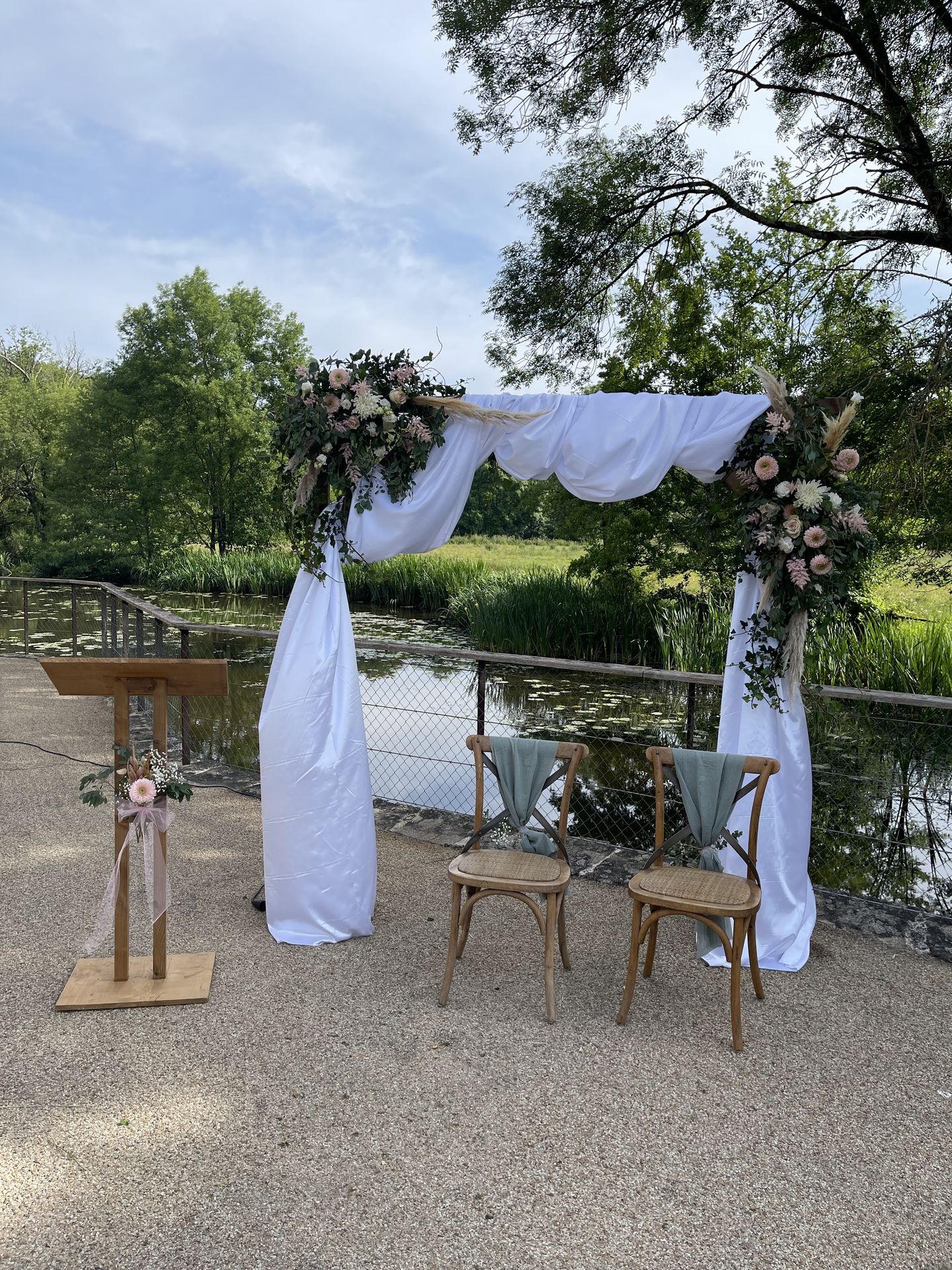 Mariage Vallée de la Roche cérémonie laique banque tissu blanc composition florales