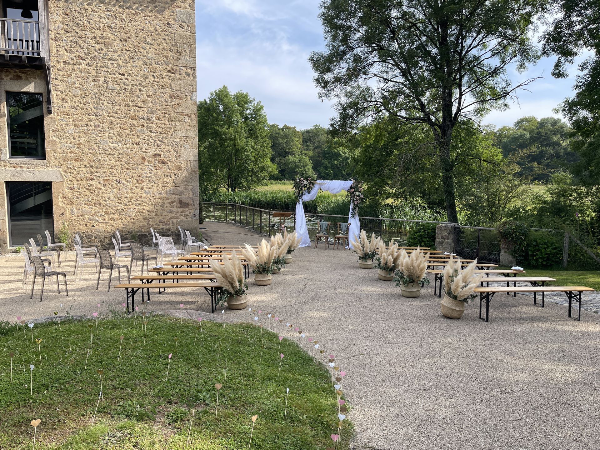 Mariage Vallée de la Roche cérémonie laique banque tissu blanc composition florales sac en maille pampas