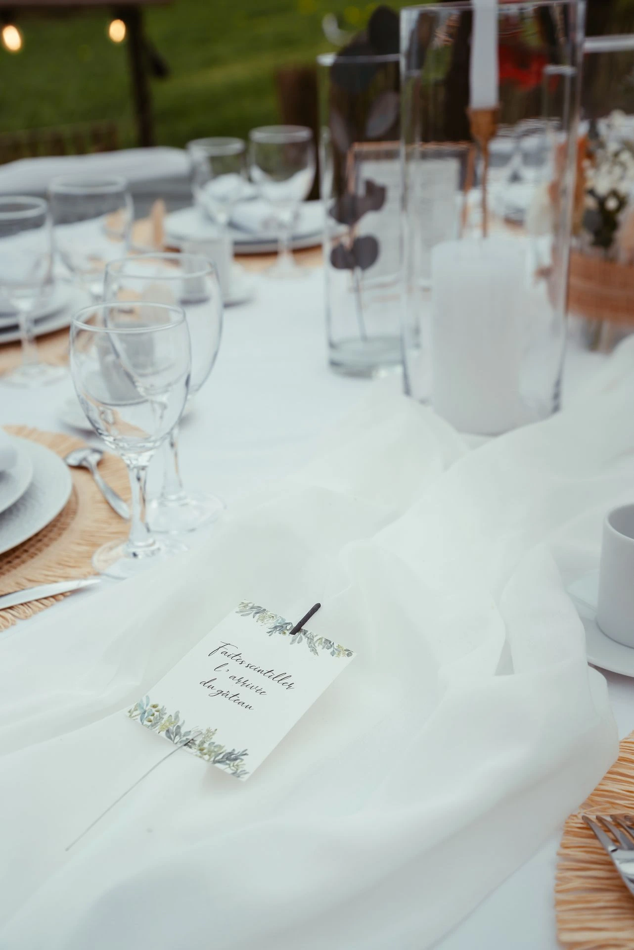 Mariage La Vallée de la Roche table blanche et baguette scintillante vase bougie