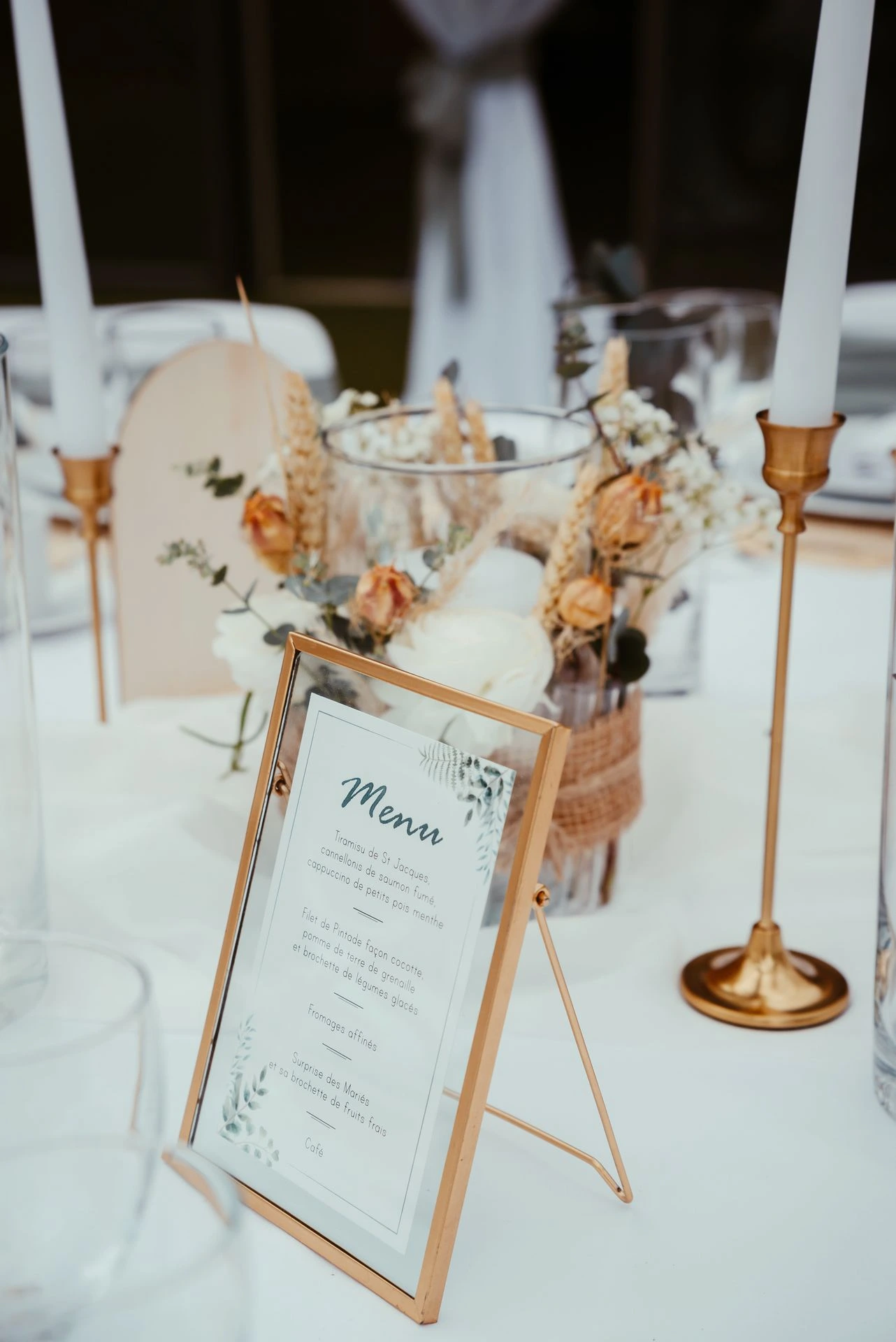 Mariage La Vallée de la Roche compositions flroales vases fleurs sèches bougies nom de table en bois cadre dorée menu