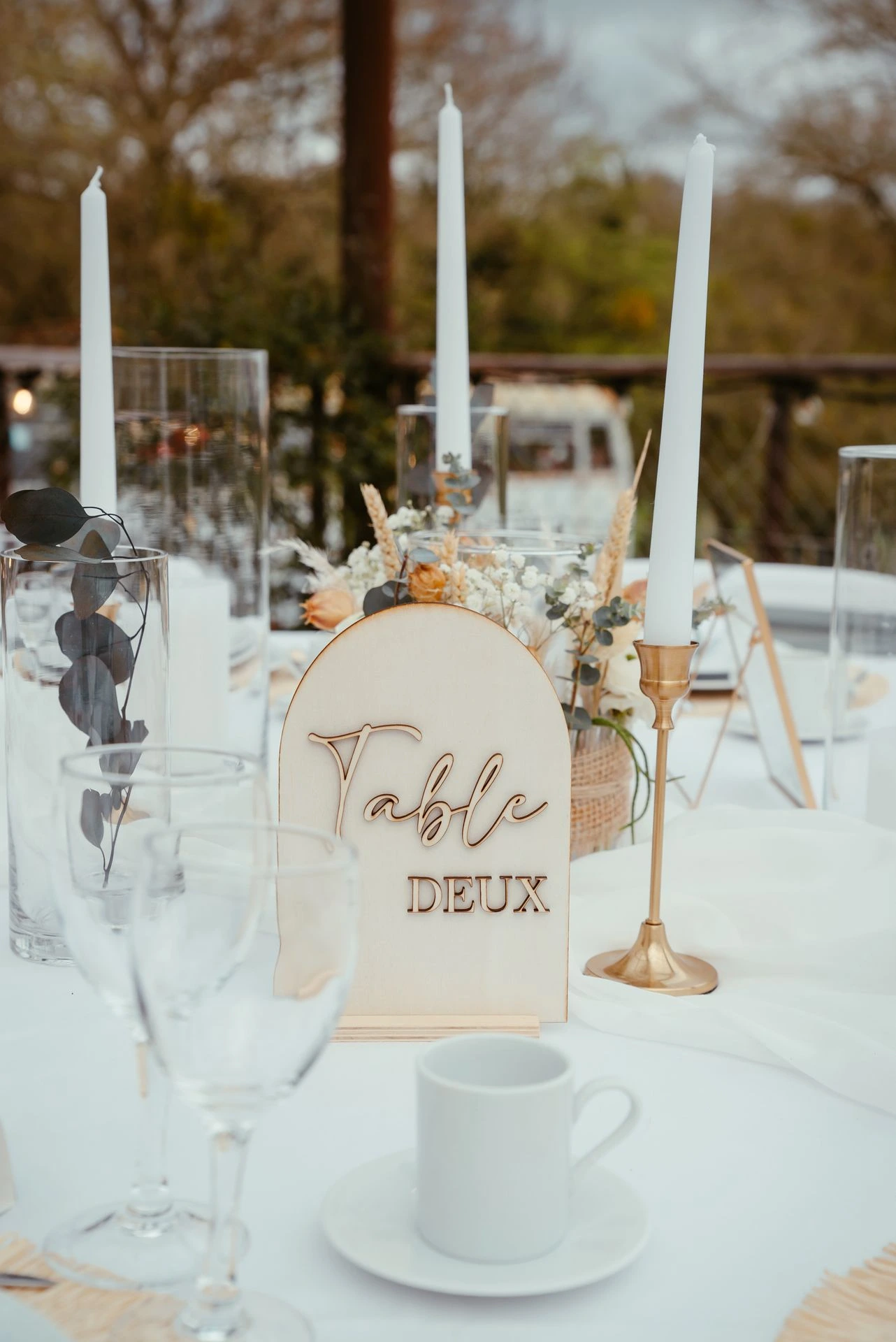 Mariage La Vallée de la Roche table blanche nom de table en bois bougies fleurs