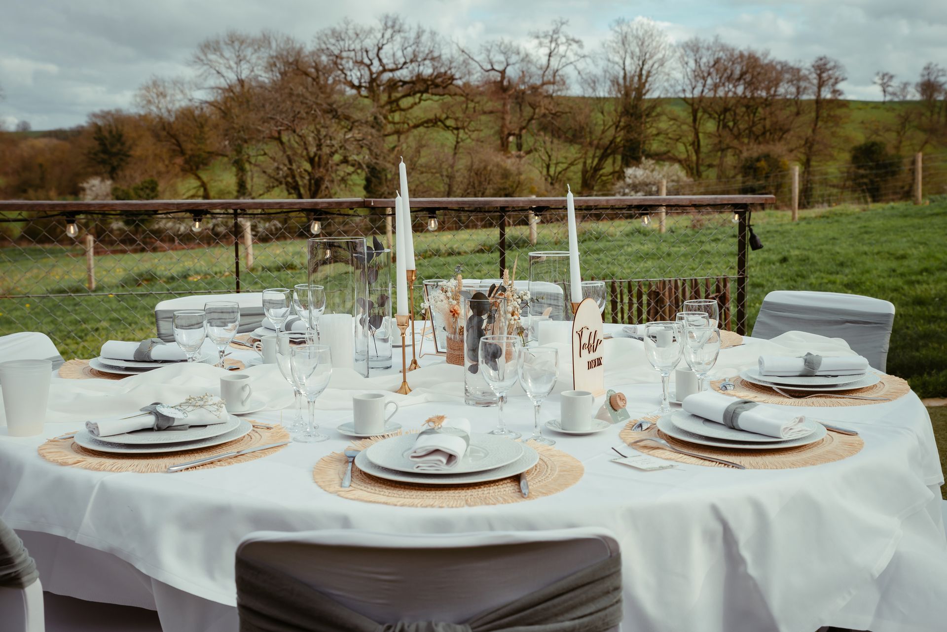 Mariage La Vallée de la Roche  table blanche noued vert sauge bougie