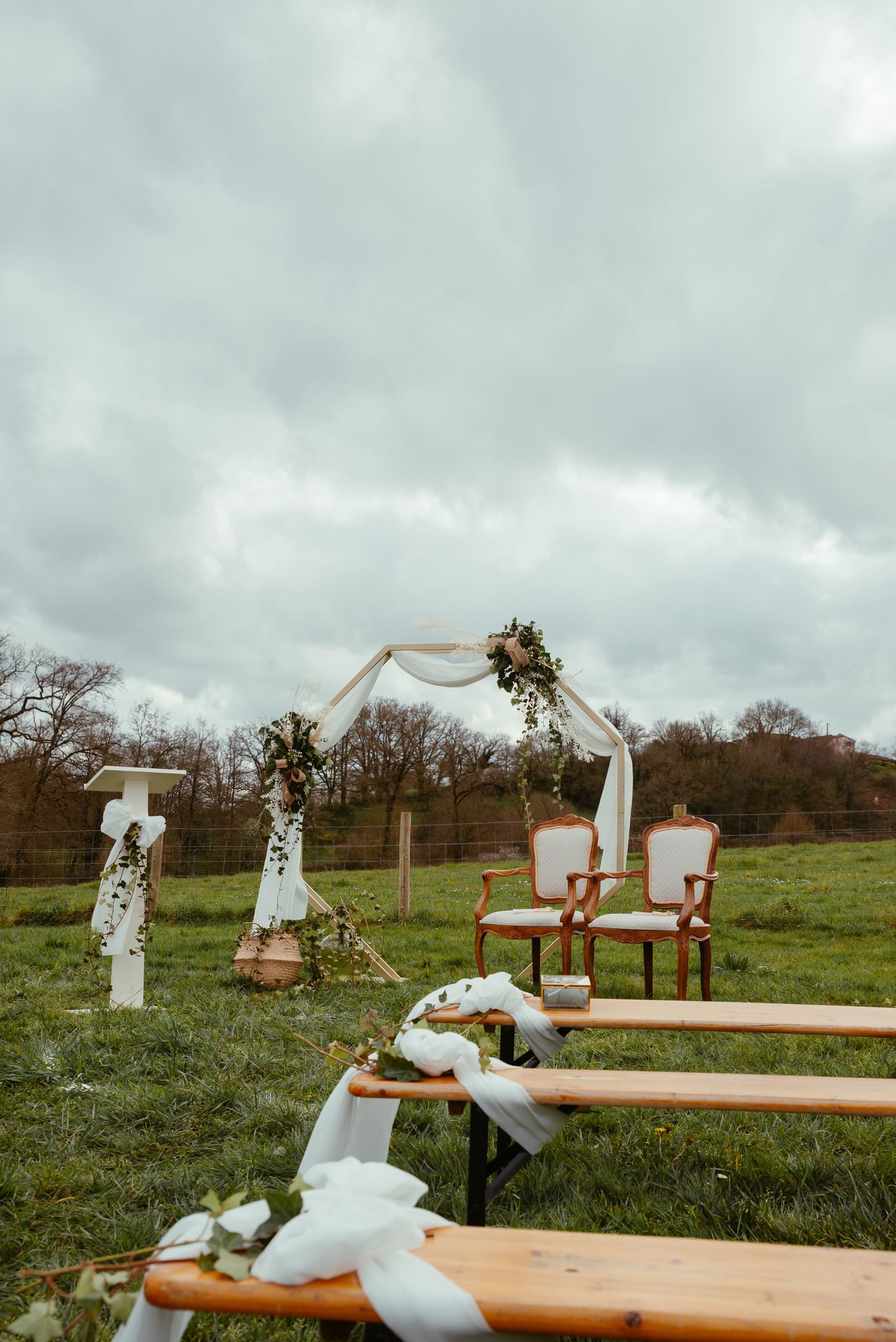 Mariage La Vallée de la Roche cérémonie laique arche arrondi tissu blanc noeud feuillage flerus chaises blanche pupitre