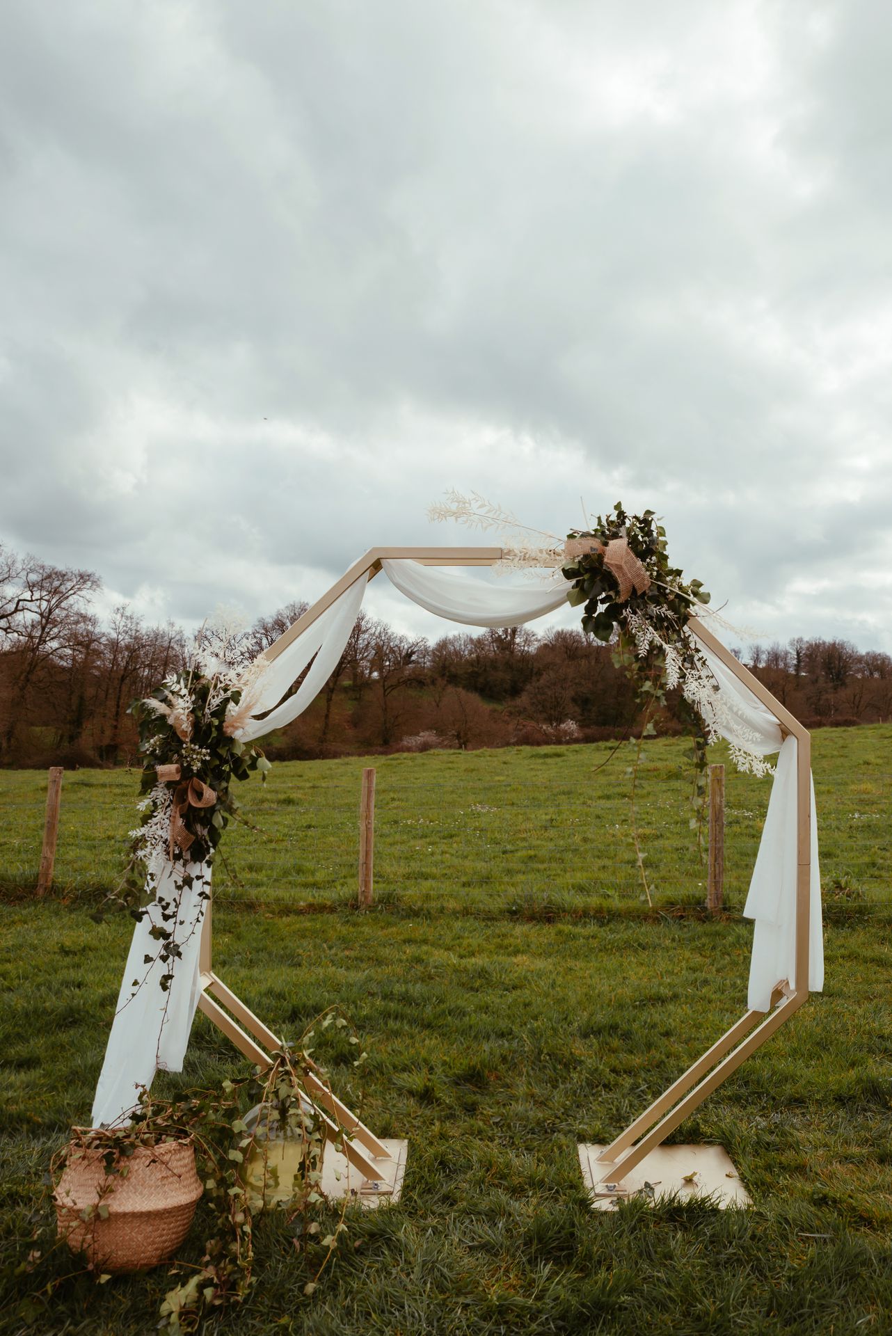 Mariage La Vallée de la Roche cérémonie laique arche arrondi composition florales feuillage