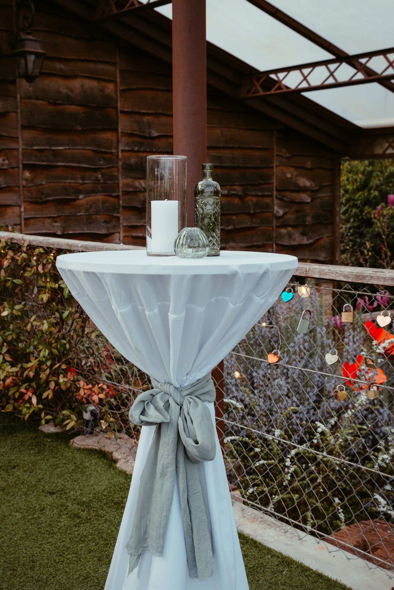 Mariage La Vallée de la Roche table blanche noeud vert sauge vase transparent bougie