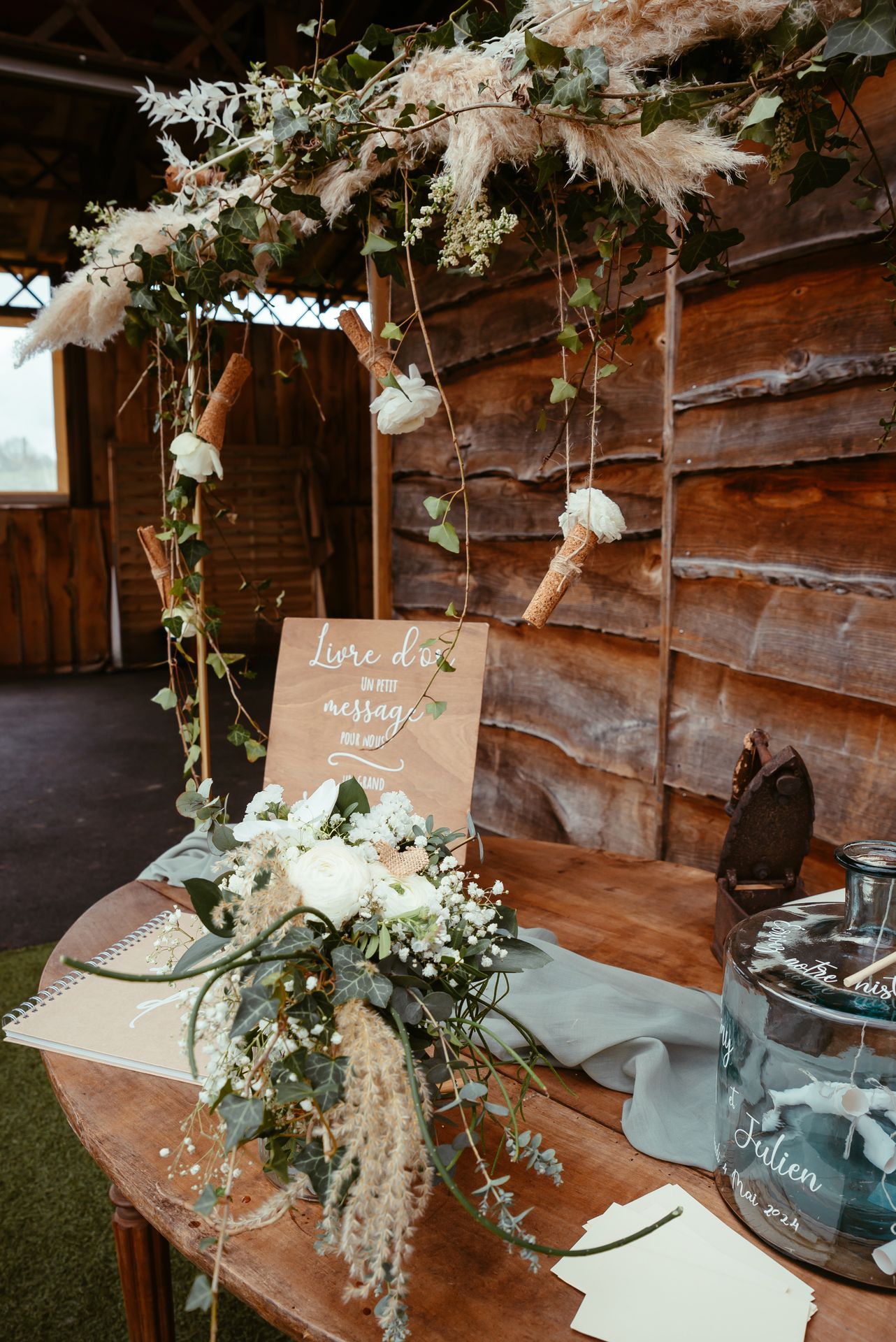 Mariage La Vallée de la Roche espace livre d'or audio composition florales vase dame-jeanne