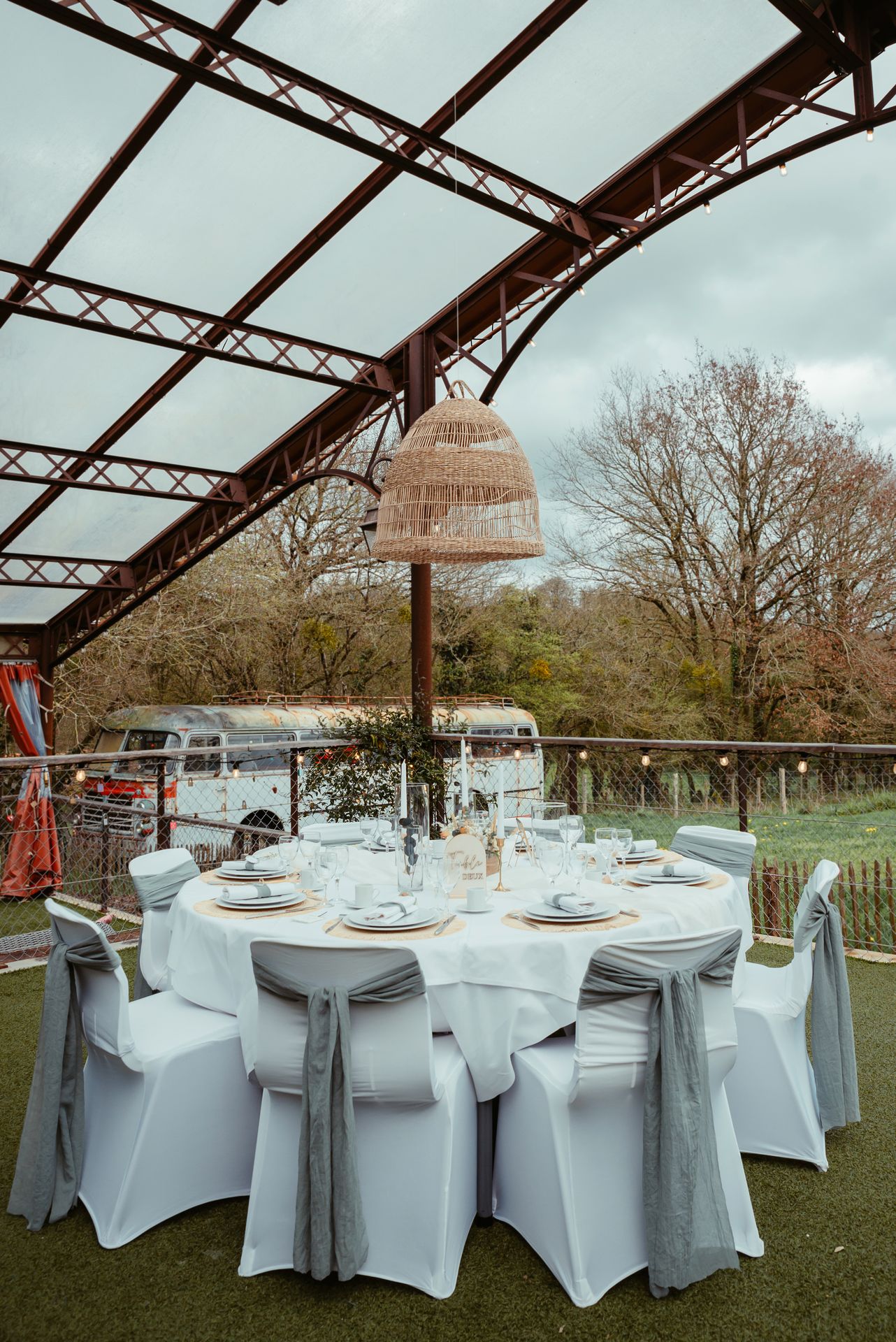 Mariage La Vallée de la Roche table extérieure noeud vert sauge lampe maille