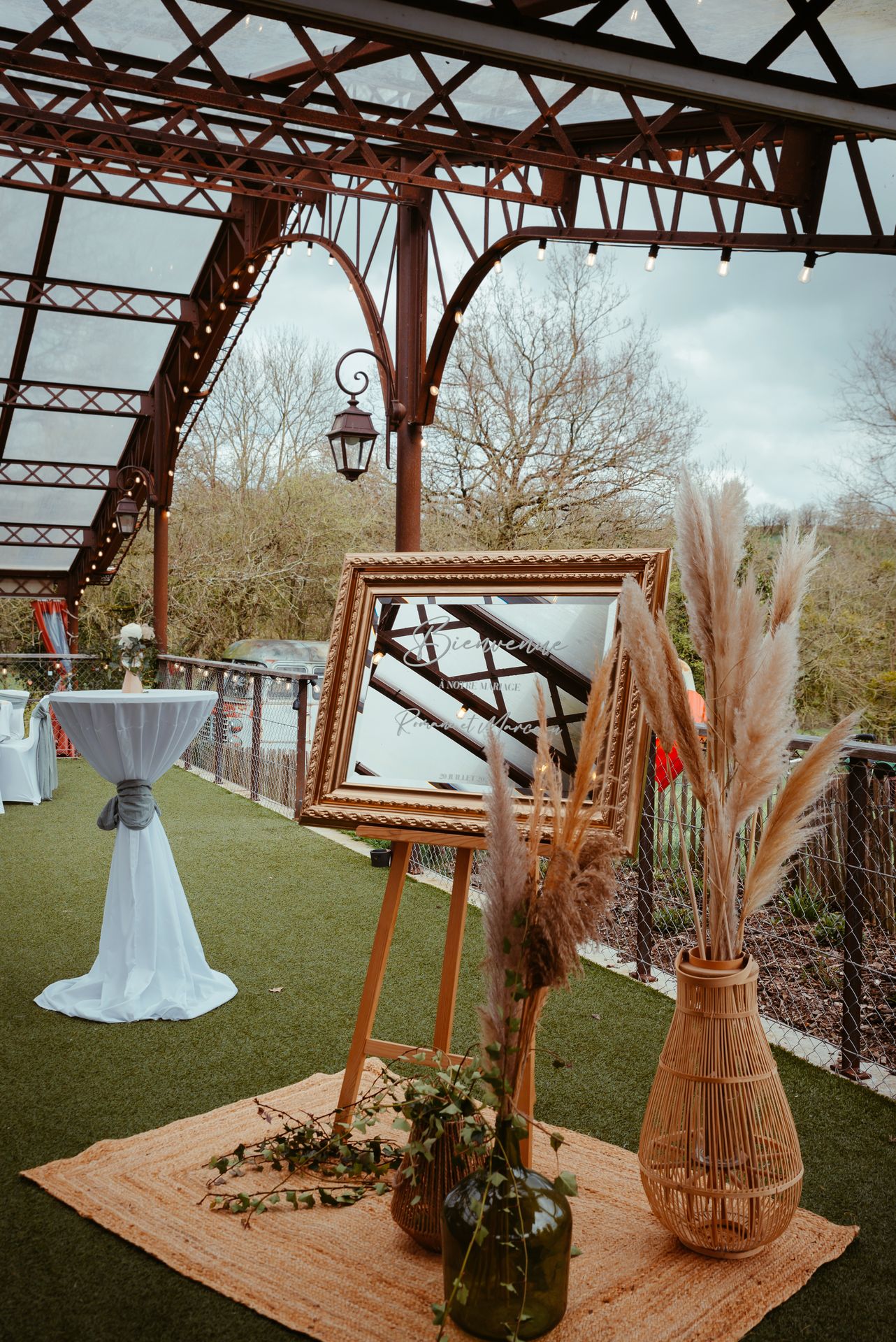 Mariage La Vallée de la Roche panneau de bienvenue mariage pampas vase lière