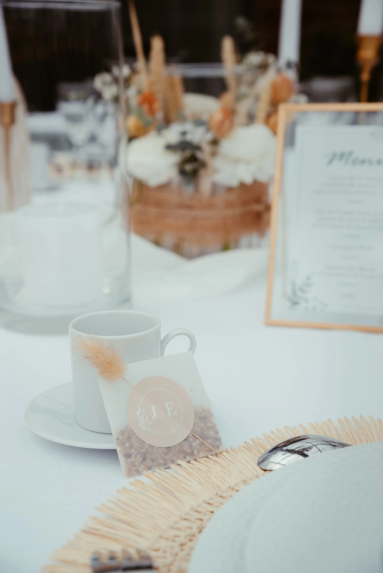 Mariage La Vallée de la Roche cadeaux invités graine de plantes et chaton menu en cadre dorée compositions florales