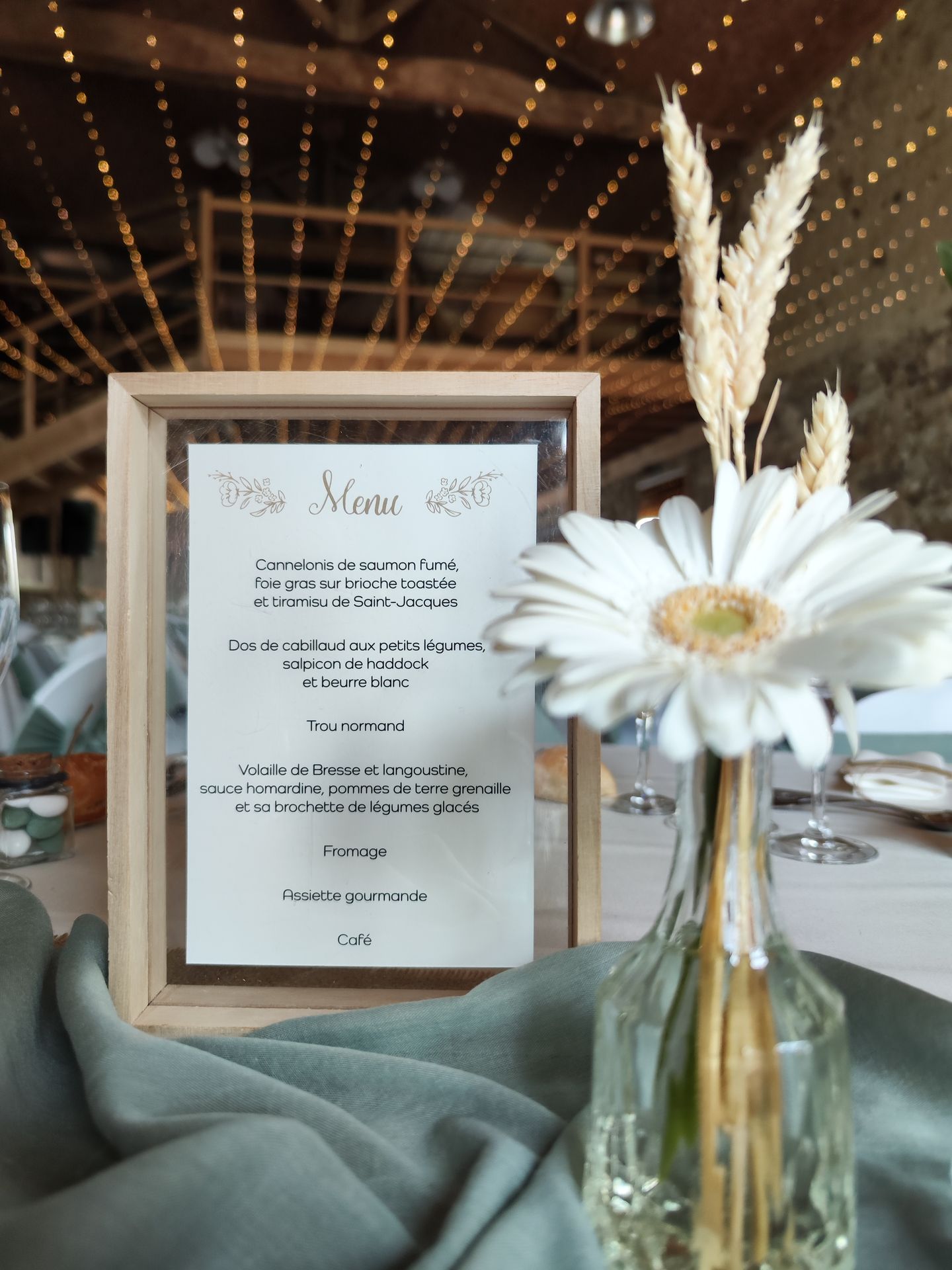 Mariage Domaine de Marin menu cadre en bois naturel vase fleurs blanche