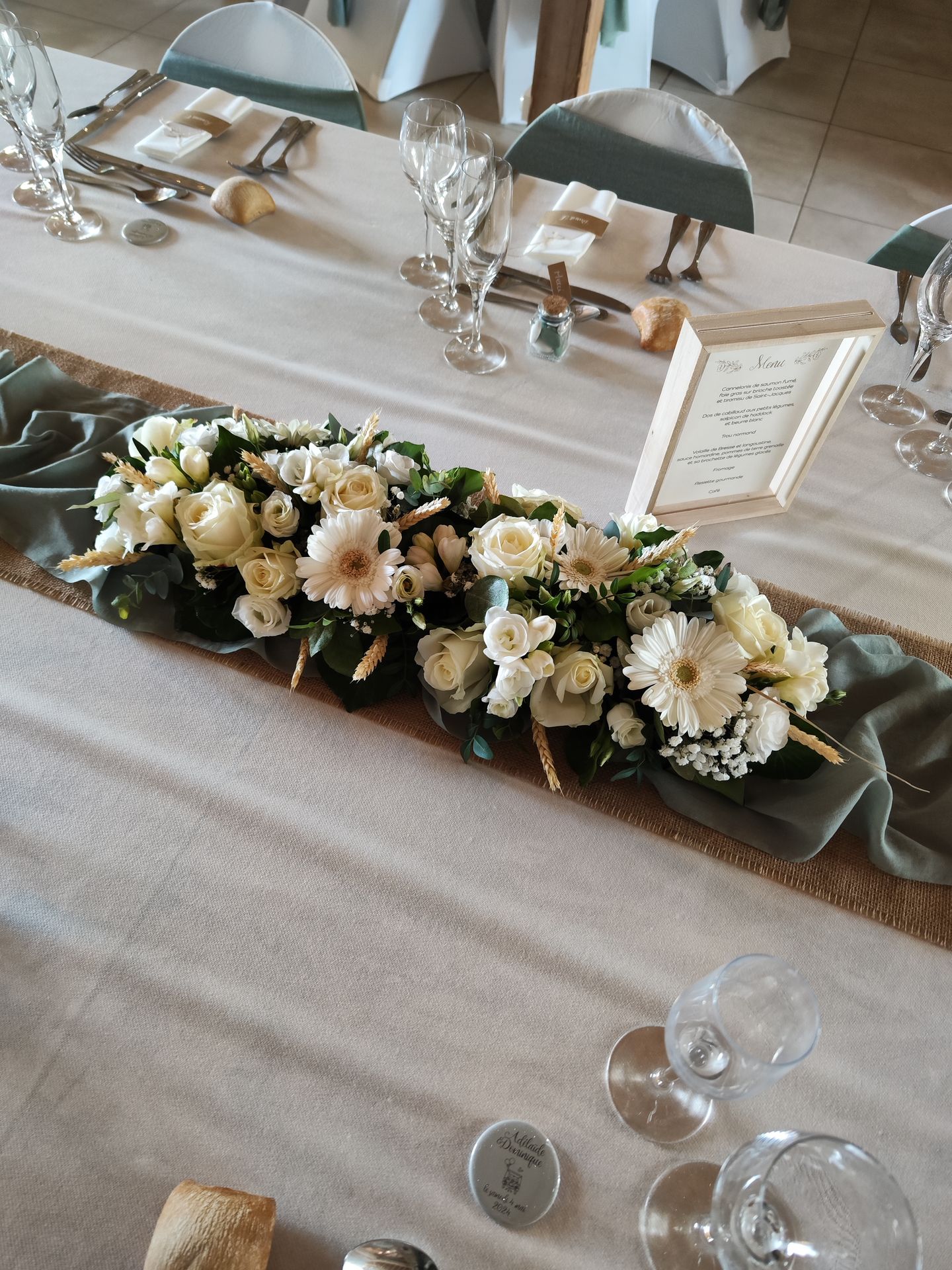 Mariage Domaine de Marin centre de table composition florales chemin de table sable et vert sauge