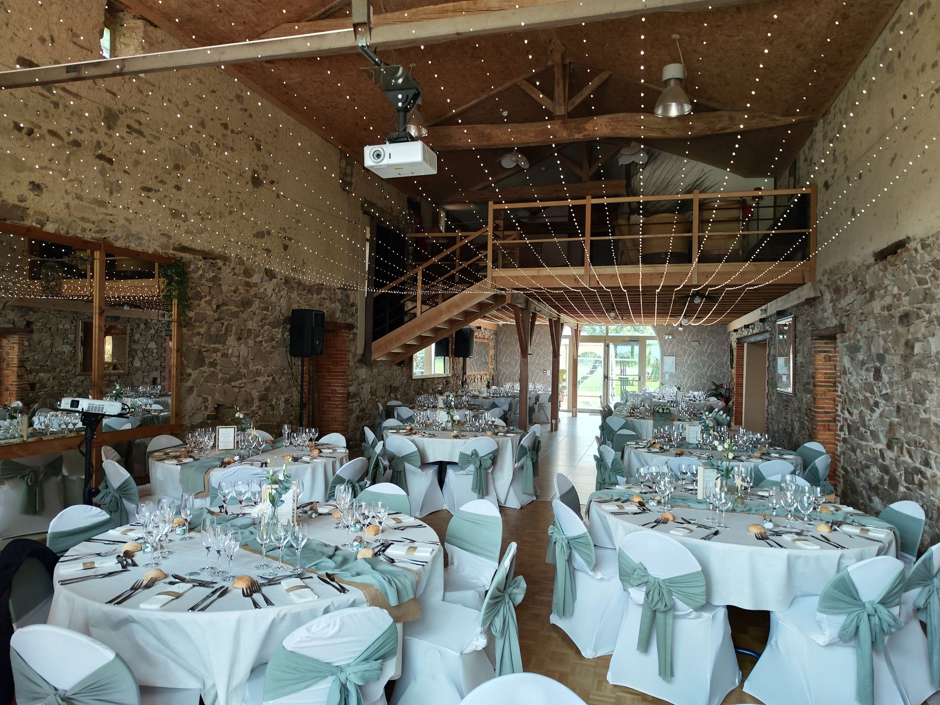Mariage Domaine de Marin salle intérieur ciel étoilé table blanche noeud de chaise vert sauge