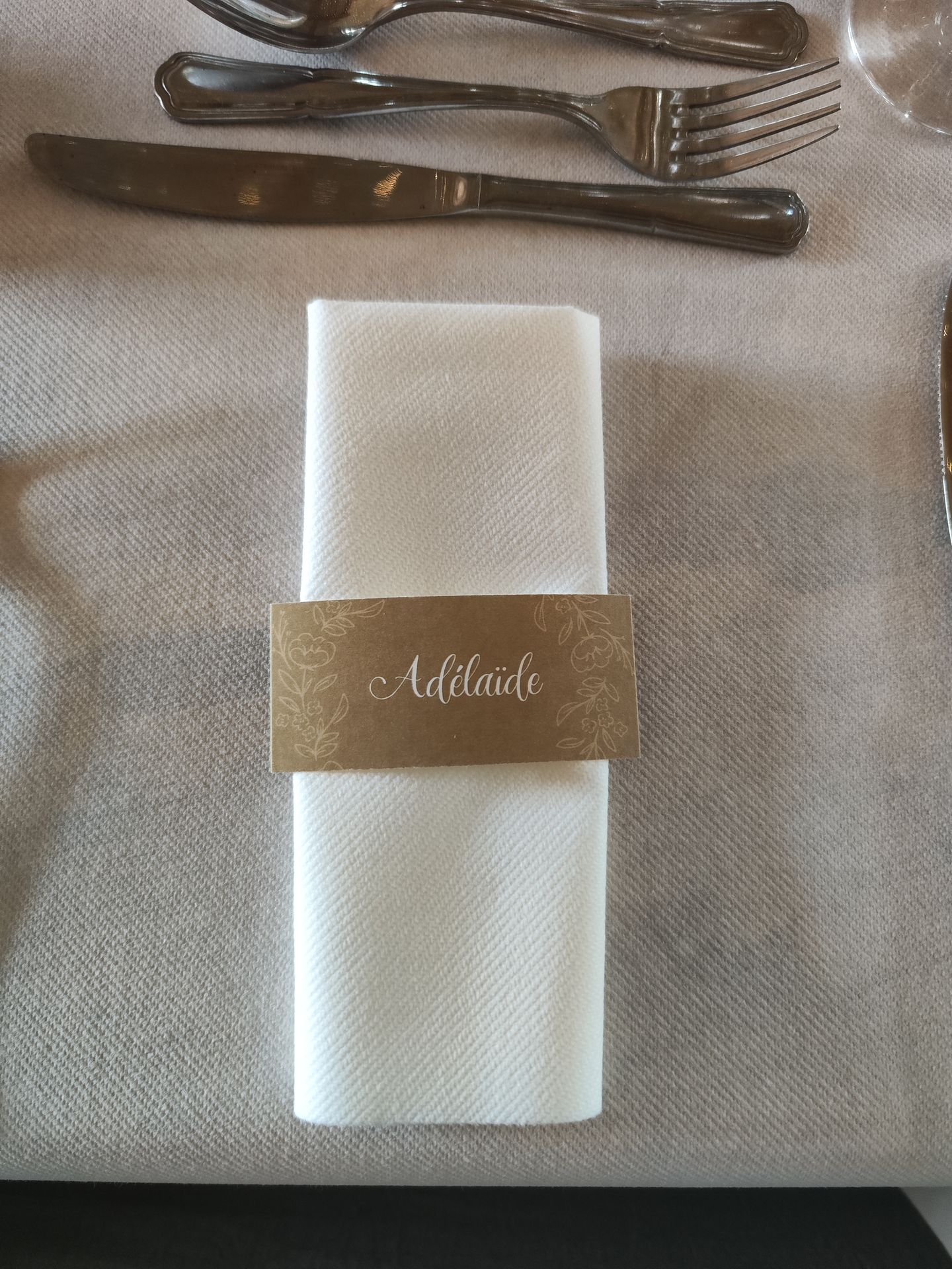 Mariage Domaine de Marin serviette blanche et marque place craft