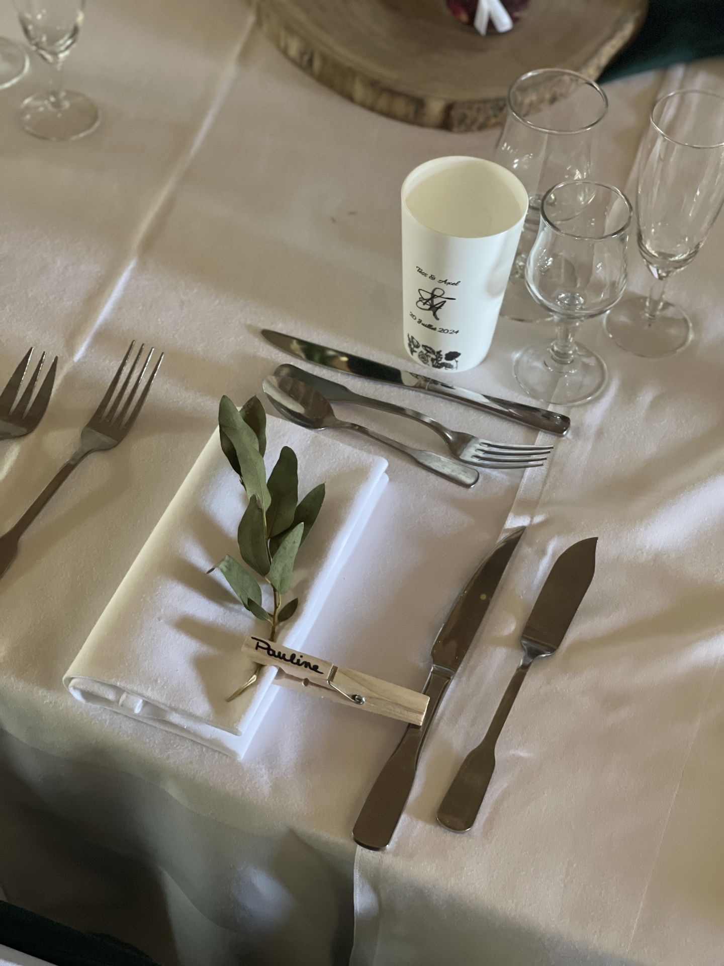 Mariage Domaine de Marin serviette blanchefeuillage pinc à linge e bois verre personnalisé