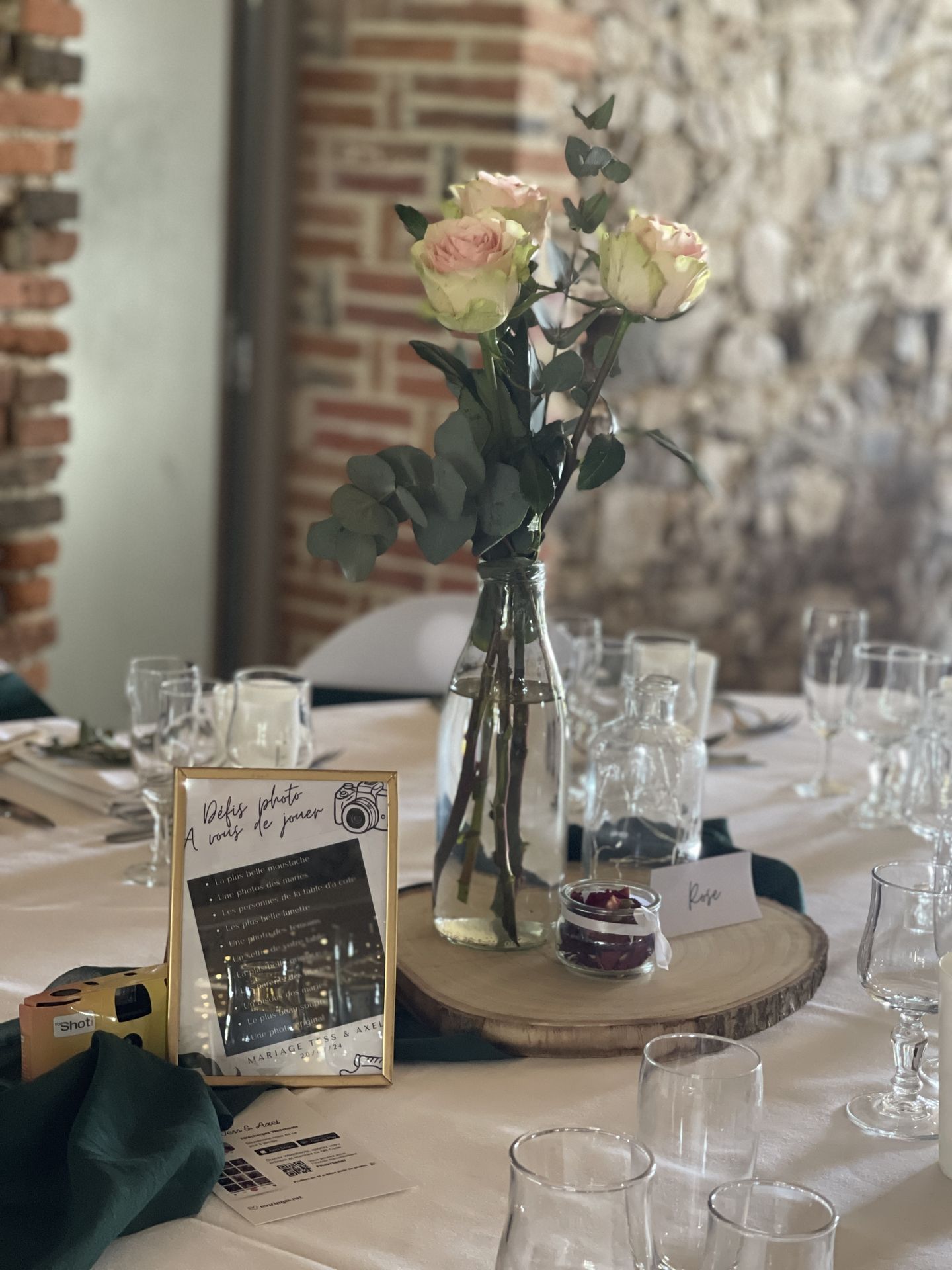 Mariage Domaine de Marin centre de table tissu vert sapin rondin en bois vase fleurs cadre dorée menu de tabl