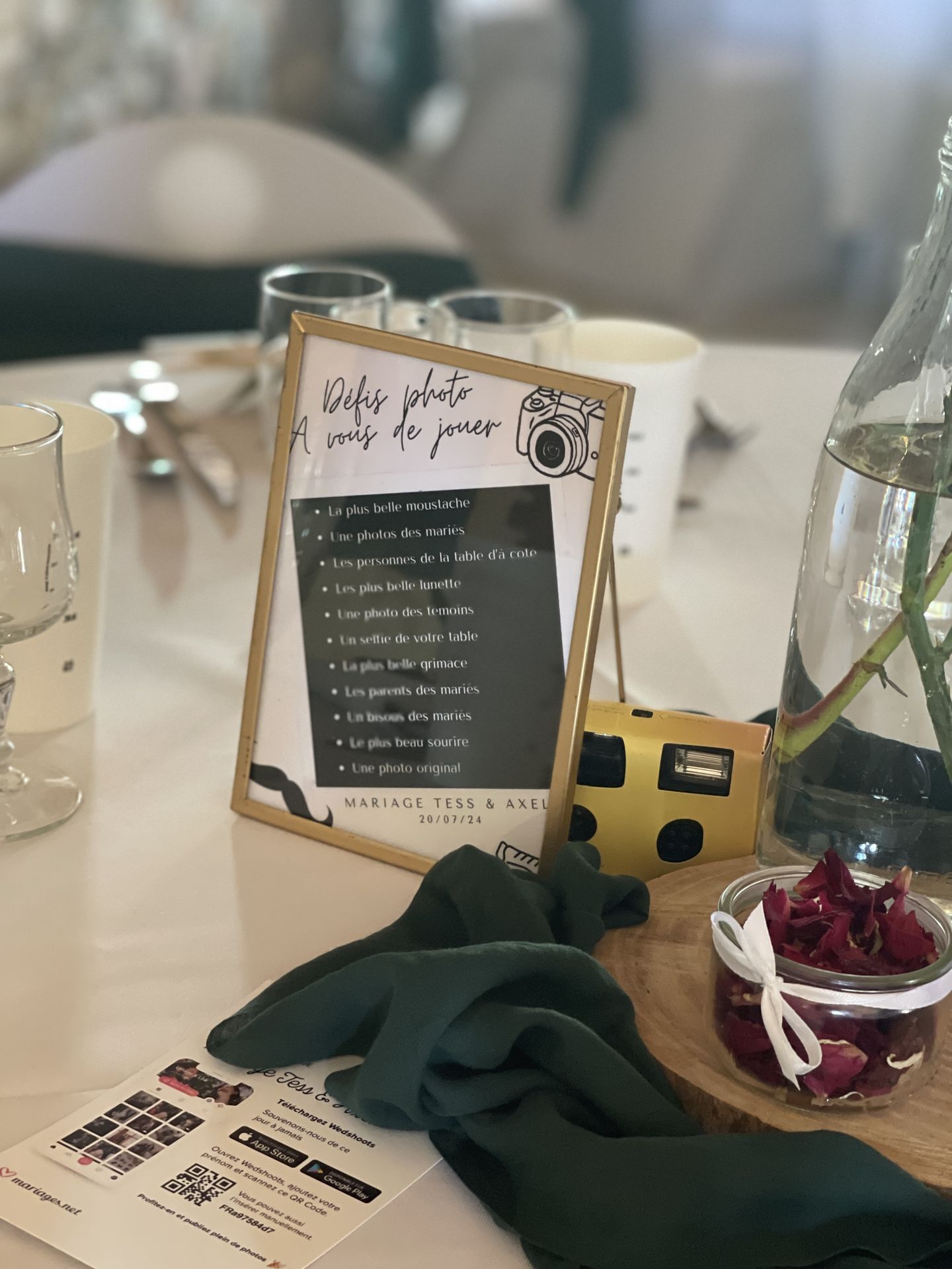 Mariage Domaine de Marin centre de table tissu vert sapin rondin en bois vase fleurs cadre dorée menu de tabl