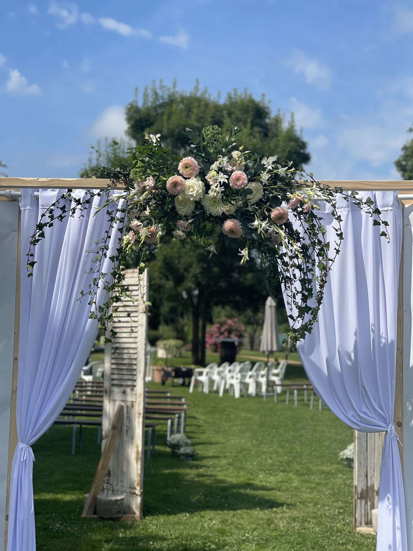 Mariage Domaine de Marin rideaux tissu blanc compositions florales
