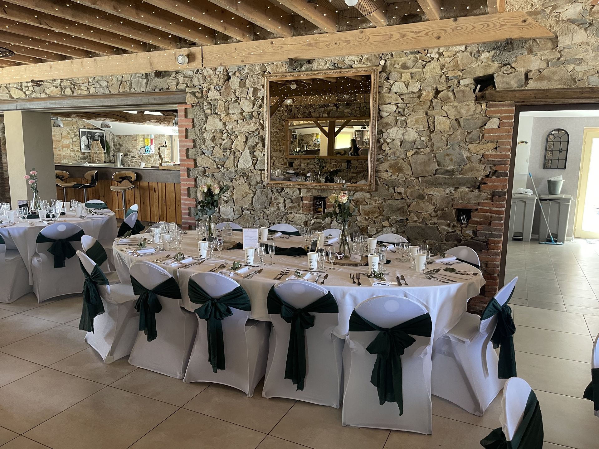 Mariage Domaine de Marin salle intérieure chaise blanche noeud vert sapin ciel étoilé