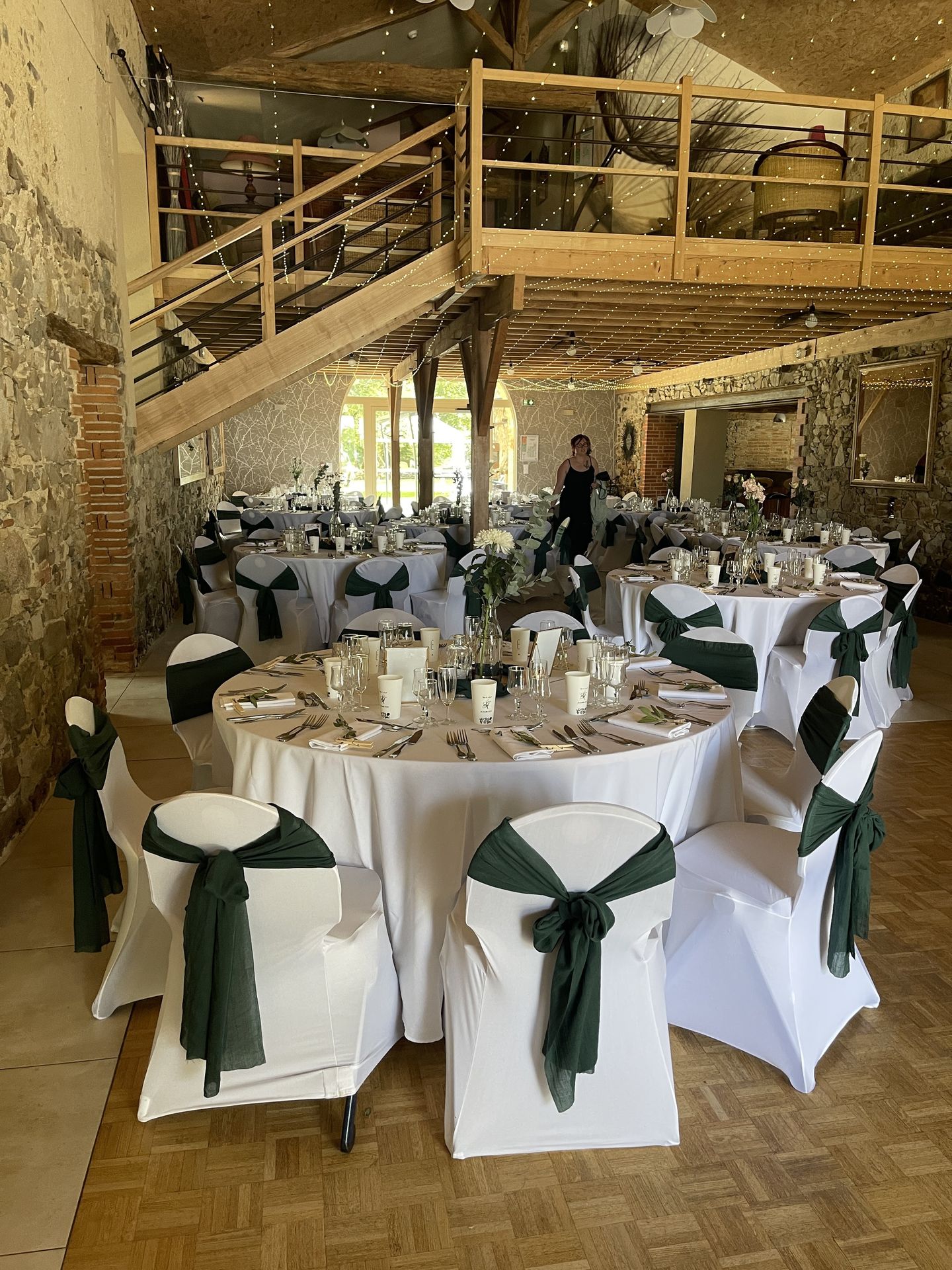 Mariage Domaine de Marin salle intérieure chaise blanche noeud vert sapin ciel étoilé