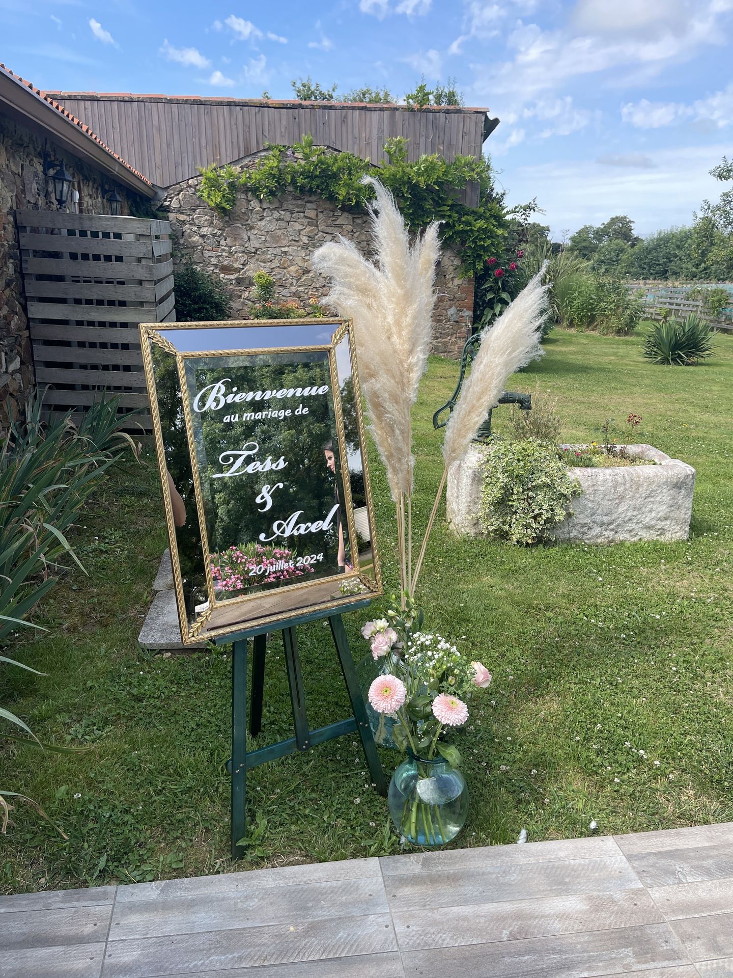 Mariage Domaine de Marin panneau de bienvenue dorée miroir pampas fleurs rose feuillage