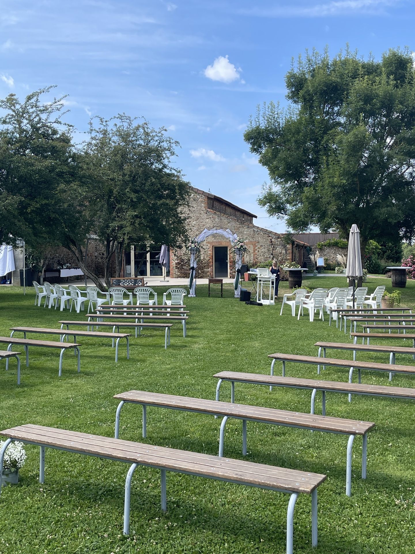 Mariage Domaine de Marin cérémonie laique banc beige arche arrondi composition florales