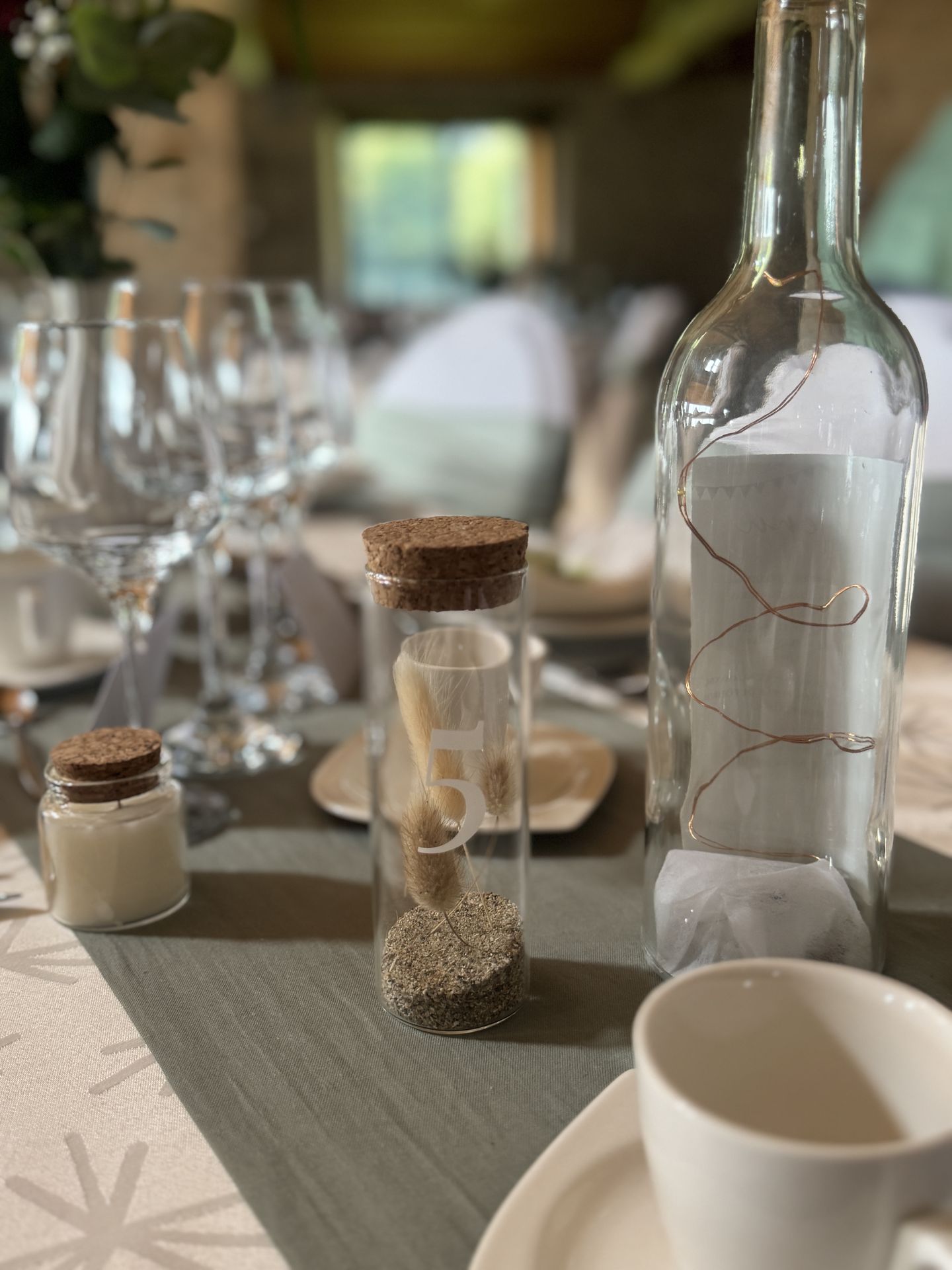 Mariage La Chaumerie bougie personnalisé éprouvette nom de table menu sur bouteille