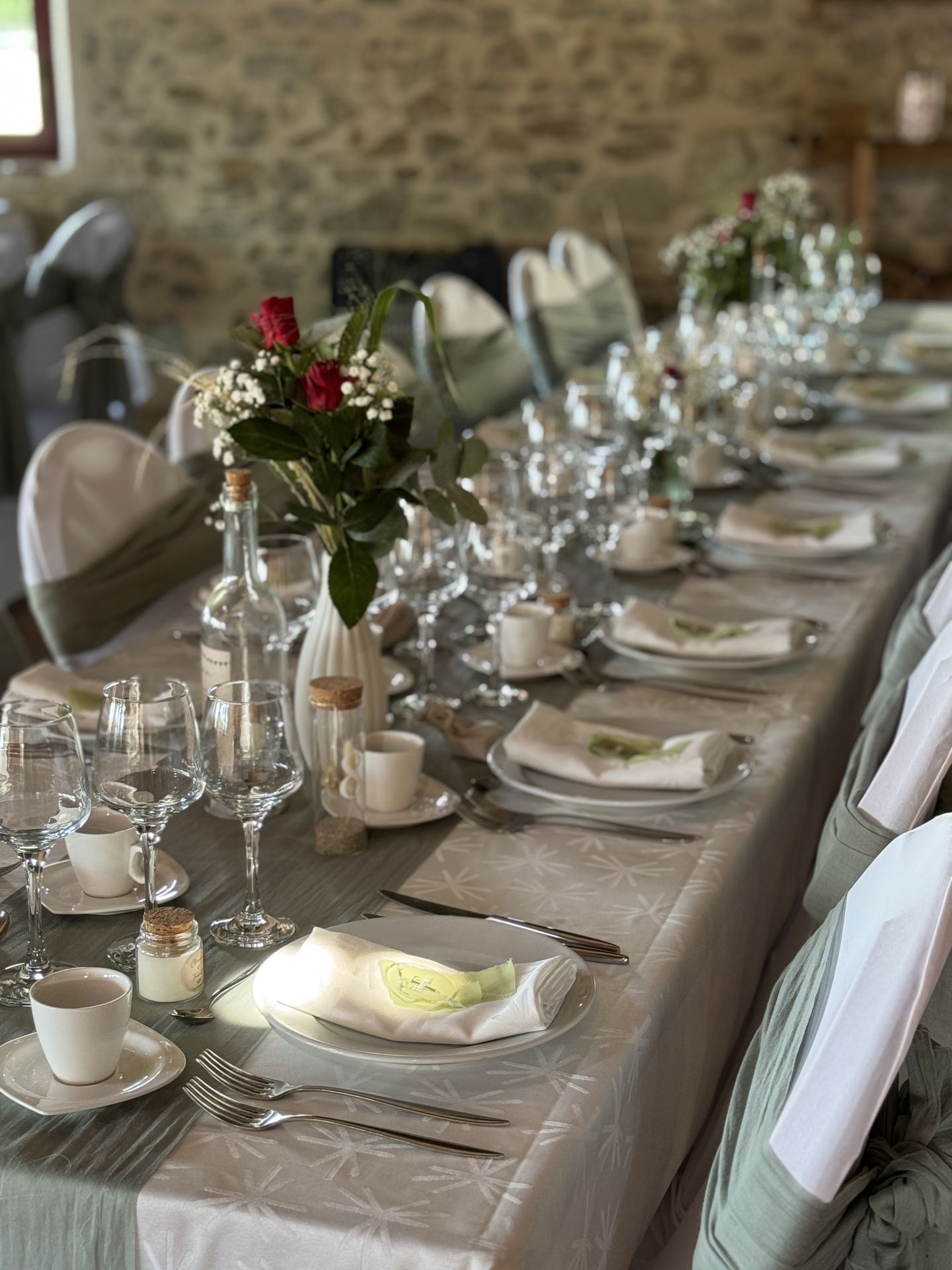 Mariage La Chaumerie table blanche et noeud vert sauge fleurs en vase bougie personnalisé éprouvette menu sur bouteille