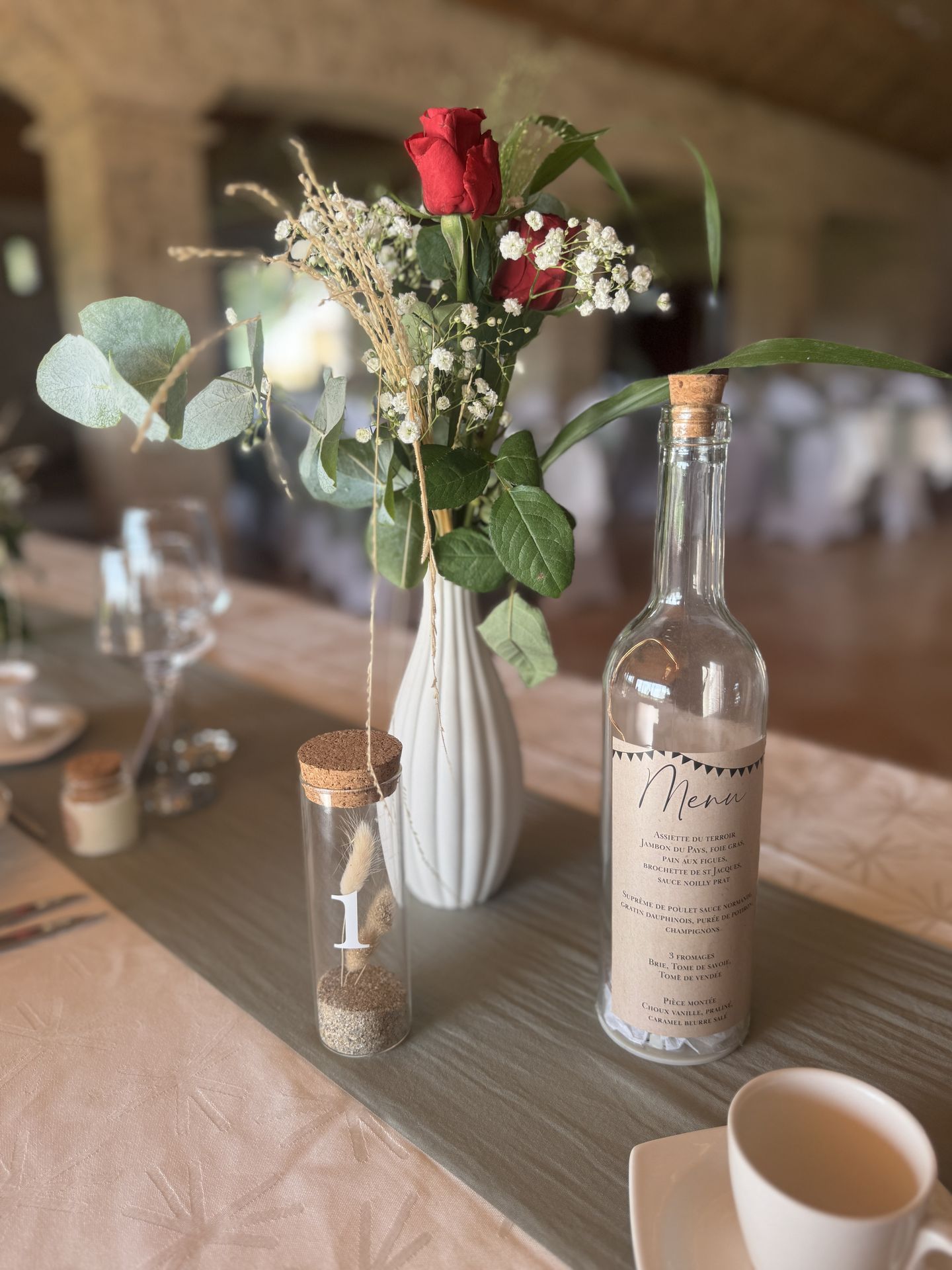 Mariage La Chaumerie fleurs en vase bougie personnalisé éprouvette nom de table menu sur bouteille