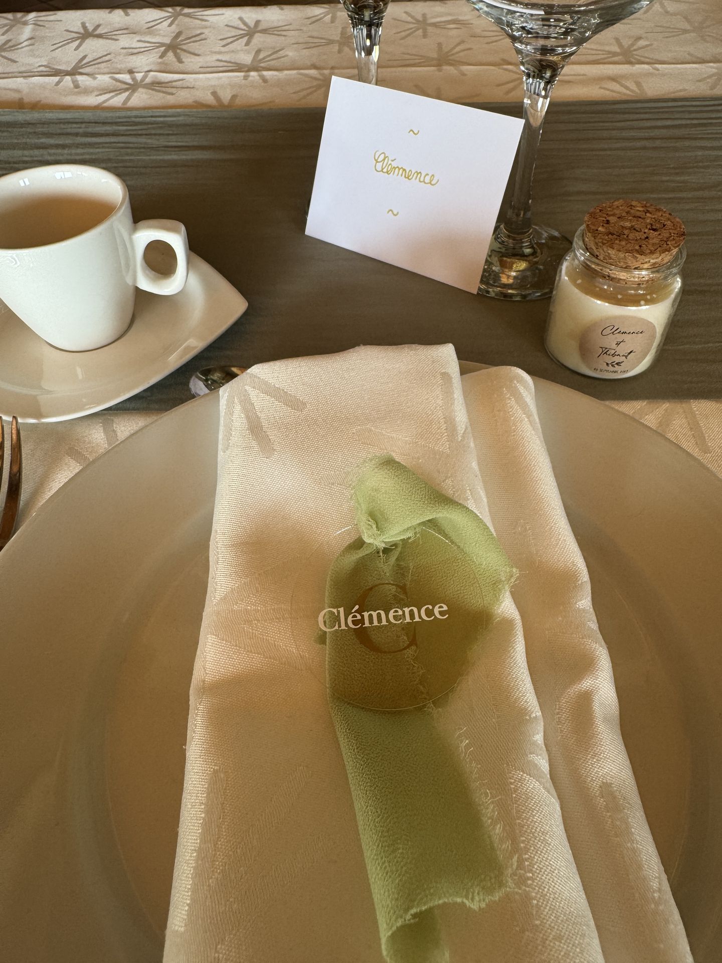 Mariage La Chaumerie marque place en plexis avec mousseline verte sauge bougie personnalisé