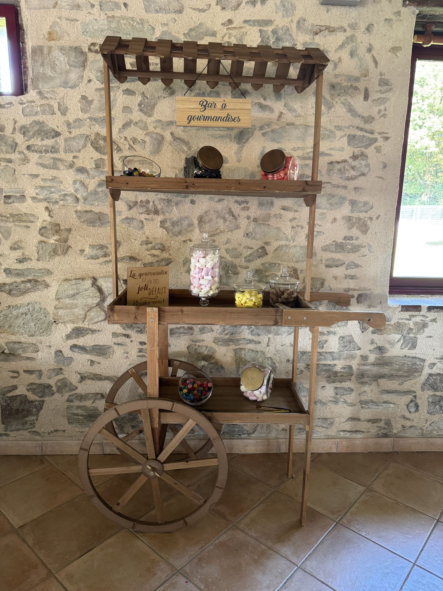 Mariage La Chaumerie bar à gourmandise en bois chariot
