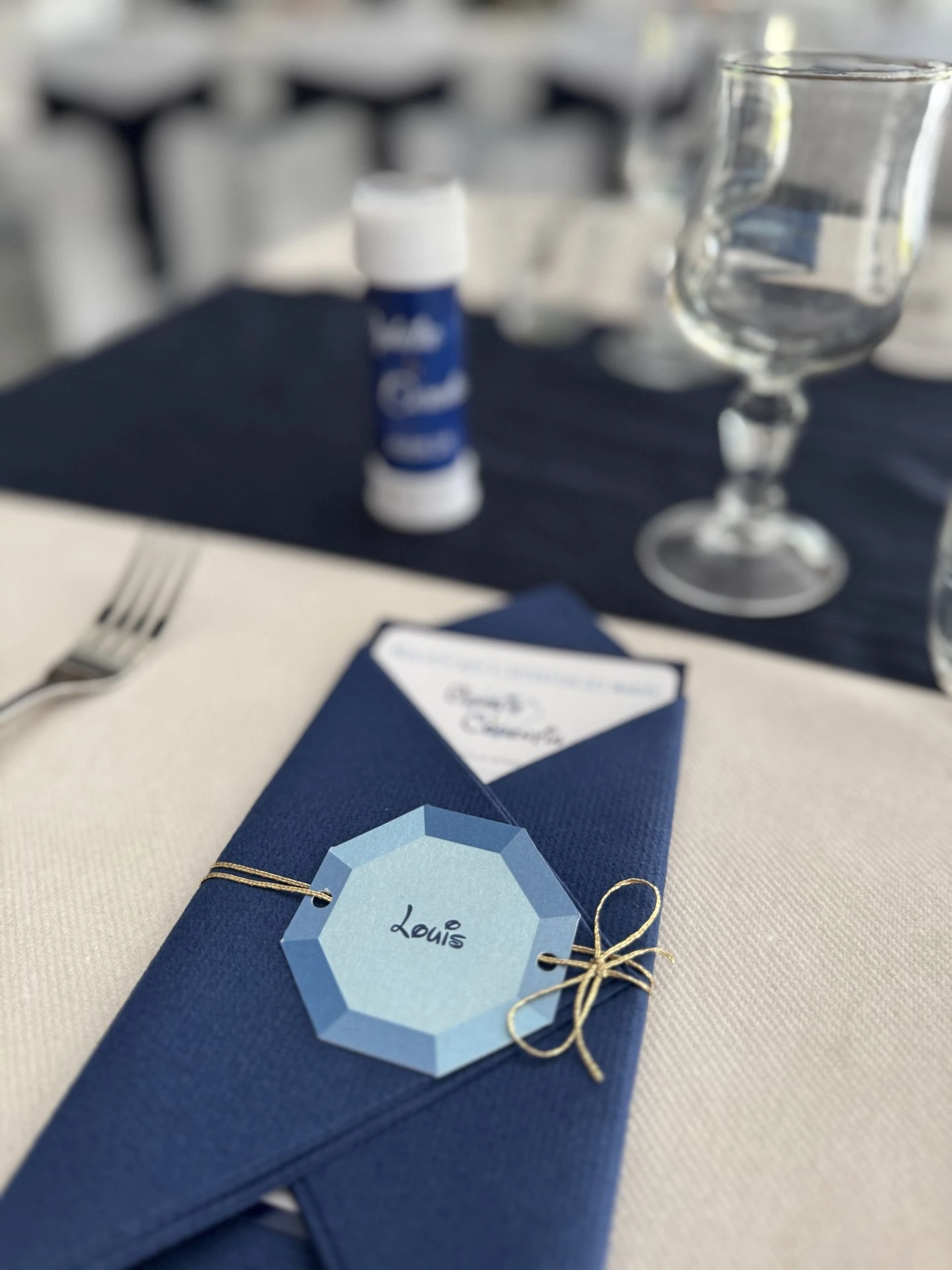 Mariage Espace Galerne Serviette bleu marine diamant marque place mot d'attention mariés tube à bulle