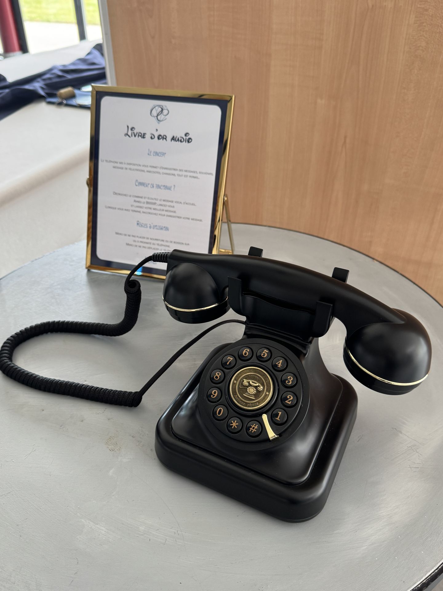 Mariage Espace Galerne livre d'or audio téléphone noir cadre dorée