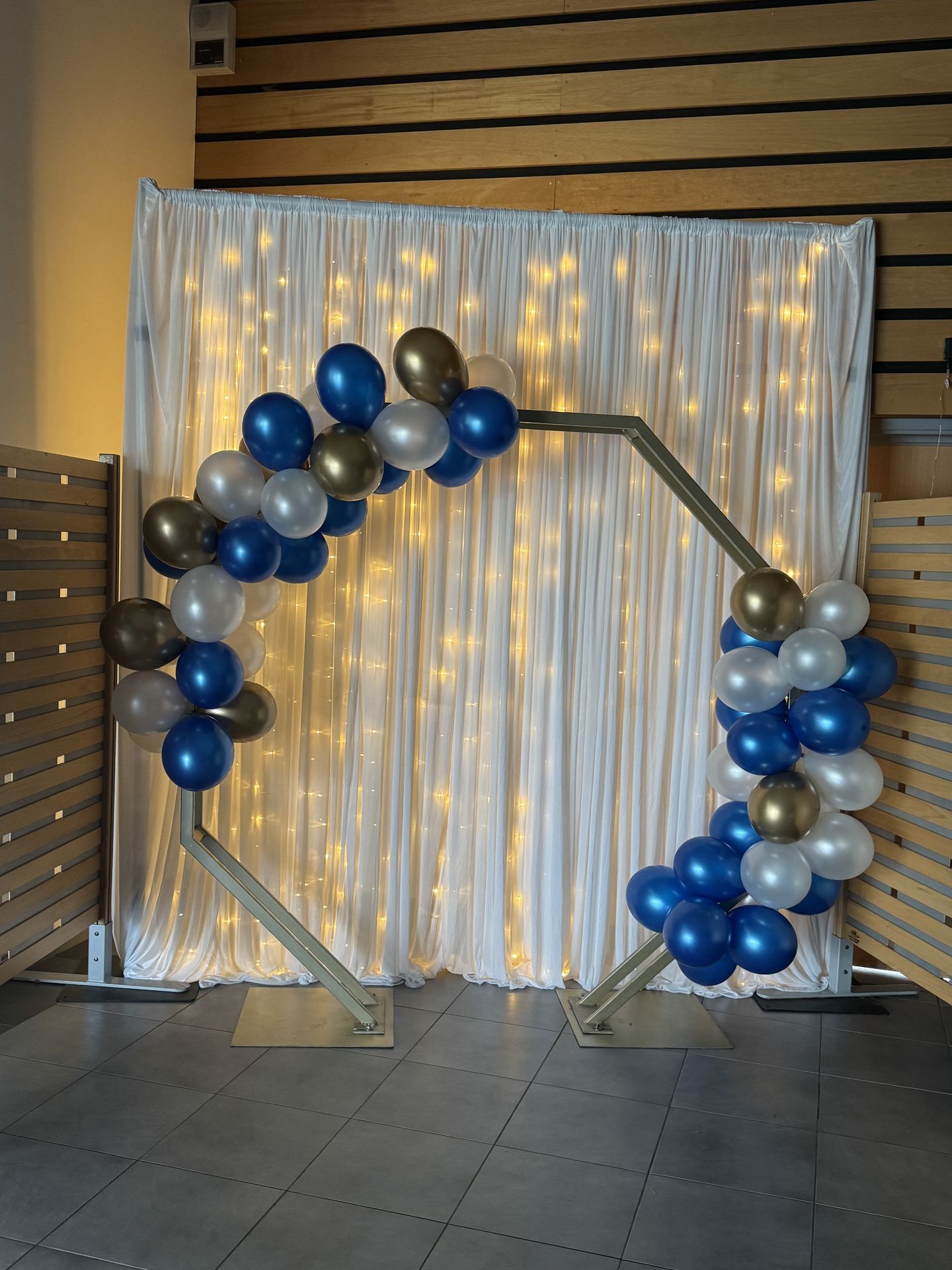 Mariage Espace Galerne espace photo rideaux tissu blanc leds arche arrondi ballon bleu blanc doré
