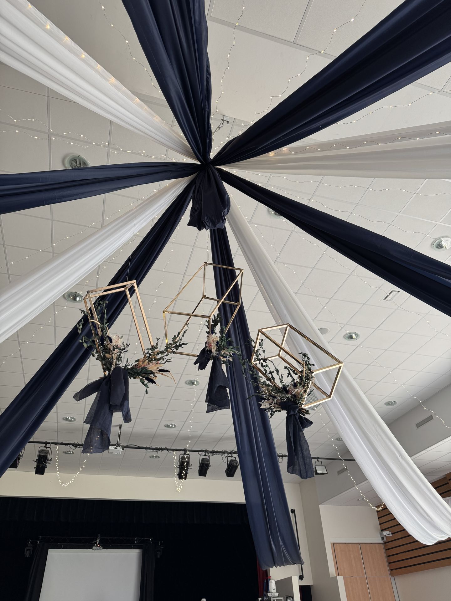 Mariage Espace Galerne plafond tentures bleu et blanc leds structures dorée feuillage