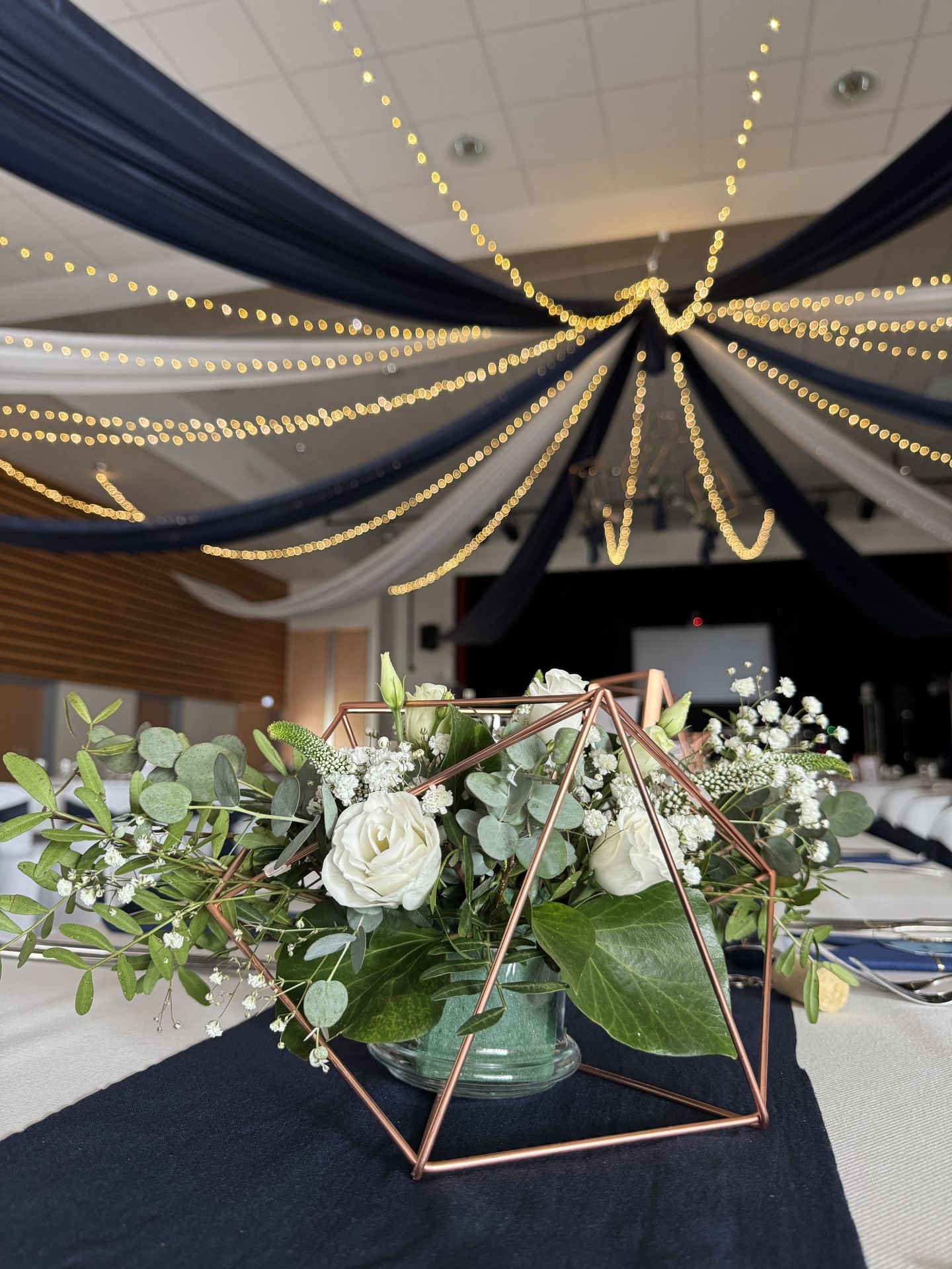 Mariage Espace Galerne plafond tentures bleu et blanc leds structures dorée feuillage structure bronze composition florales blanche feuillage