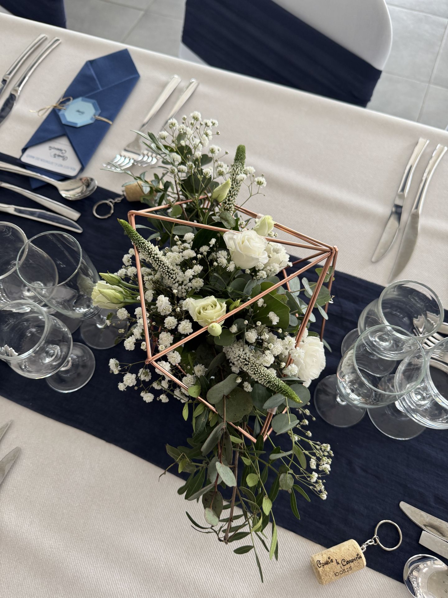 Mariage Espace Galerne centre de table composition florales bouchon de vin personnalisé
