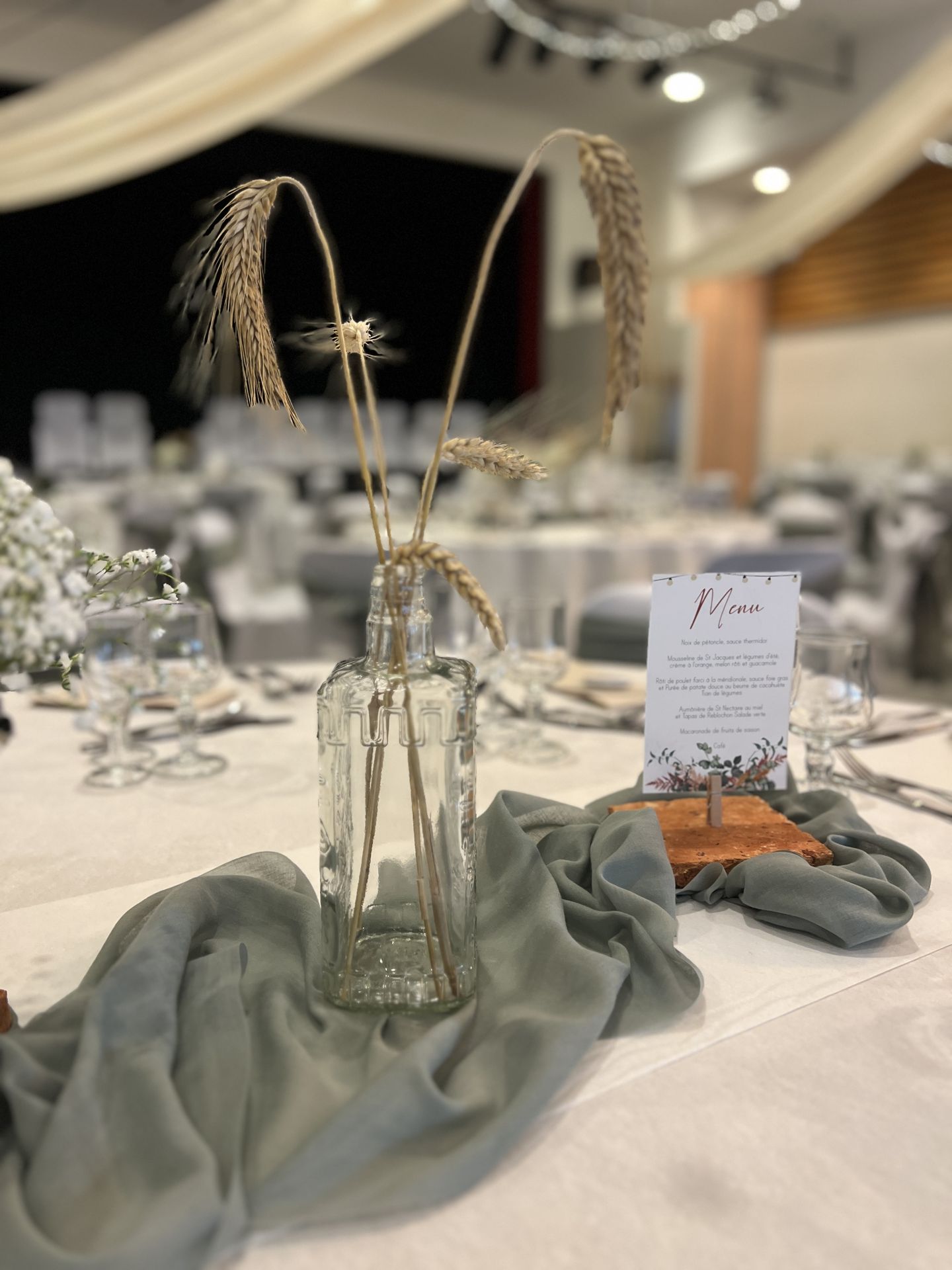 Mariage Espace Galerne centre de table vert sauge vase transparent épis de blé menu sur brique