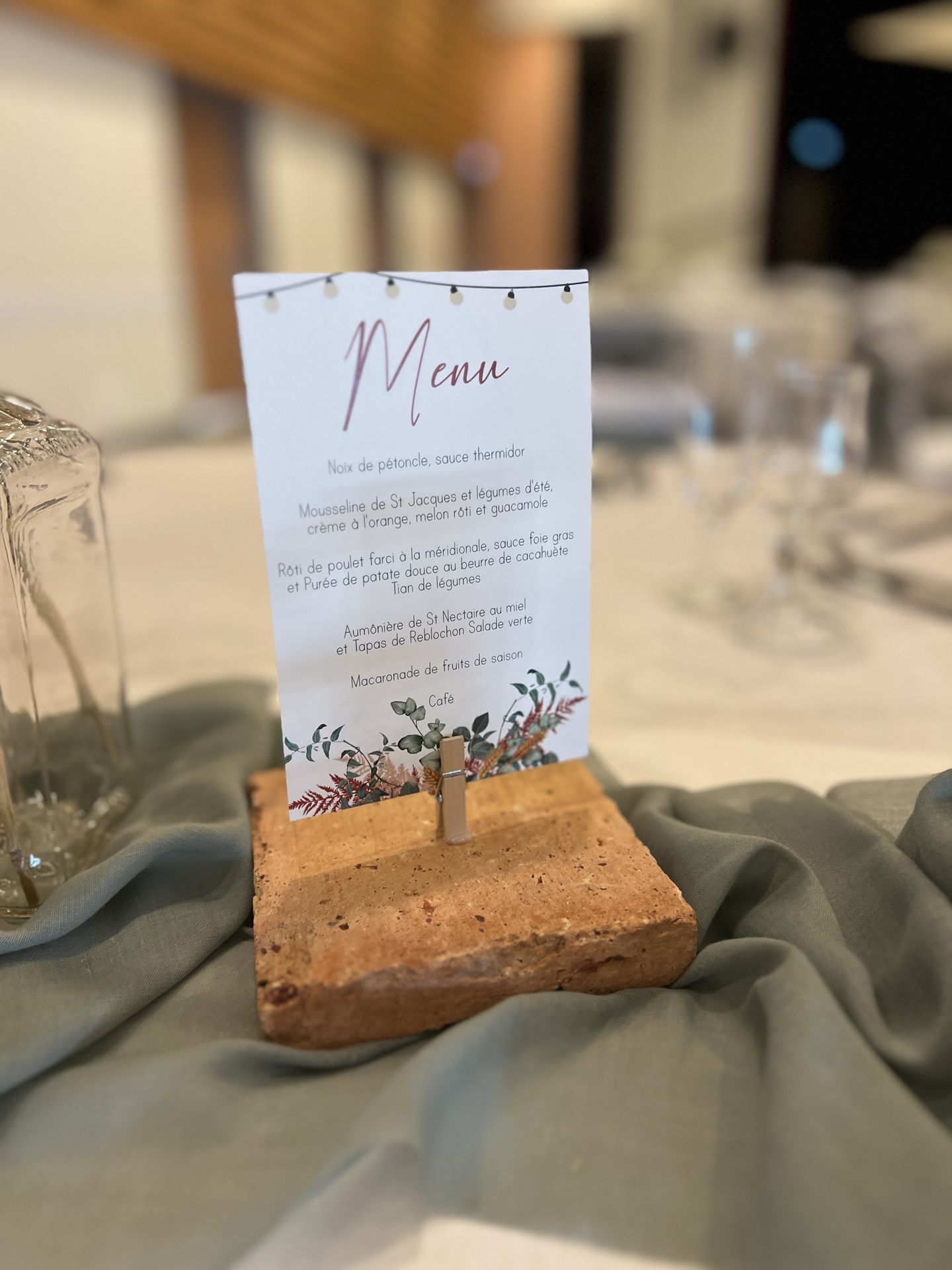 Mariage Espace Galerne centre de table vert sauge menu sur brique