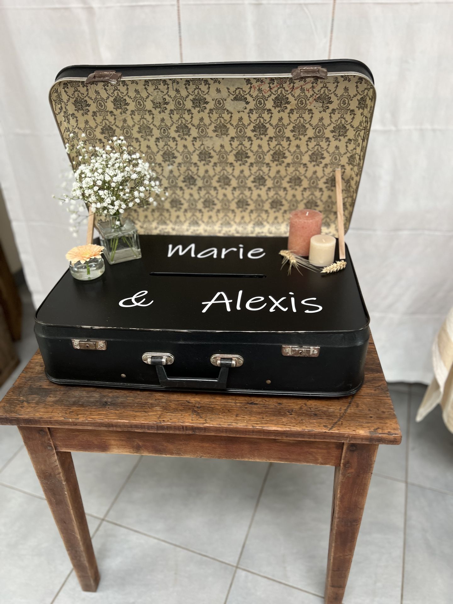 Mariage Espace Galerne cagnotte valise noir bougie blanche et rose fleurs blanche
