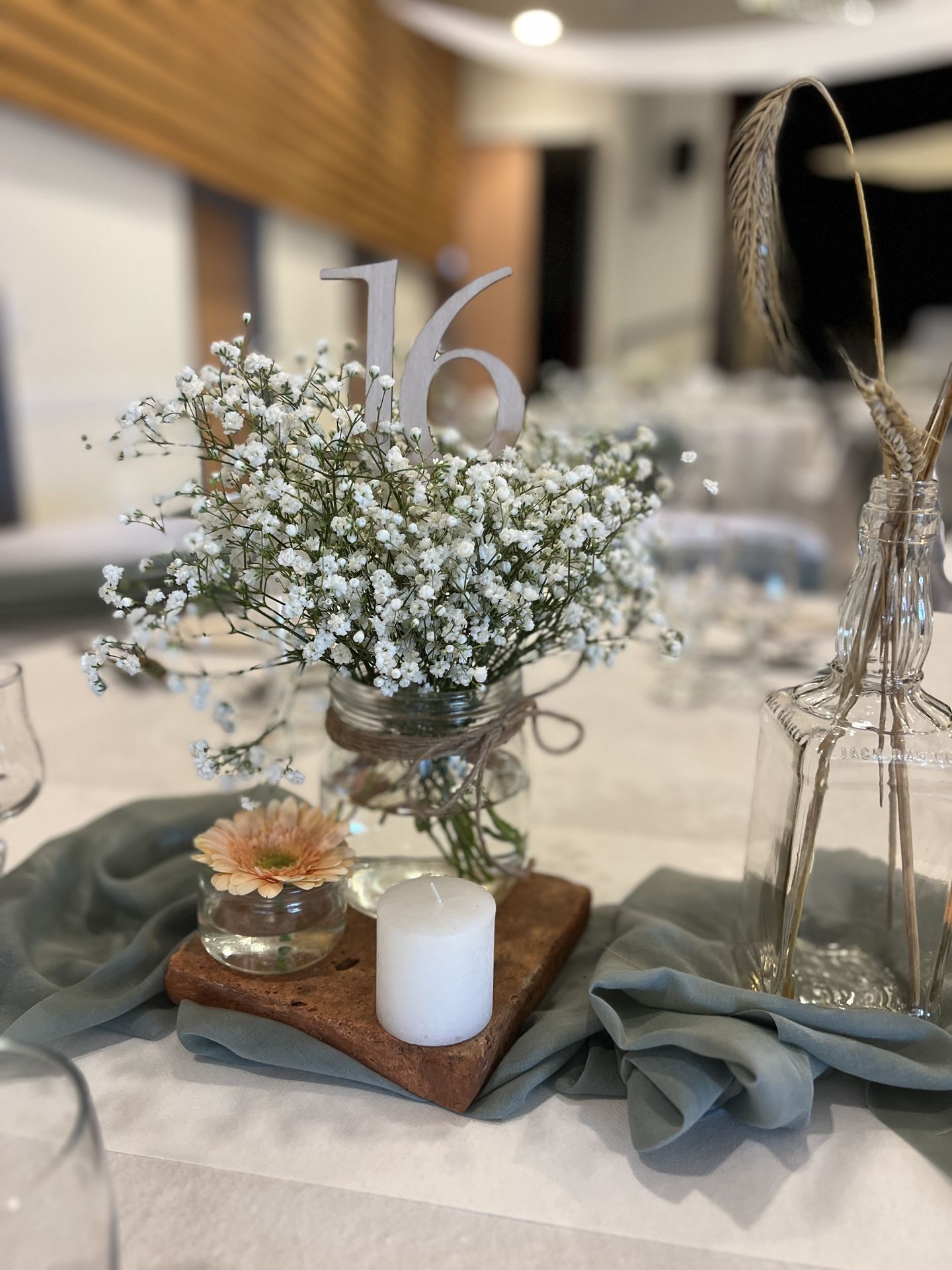 Mariage Espace Galerne centre de table vert sauge vase fleruis blanc nom de table chiffre argent bougie fleurs orange