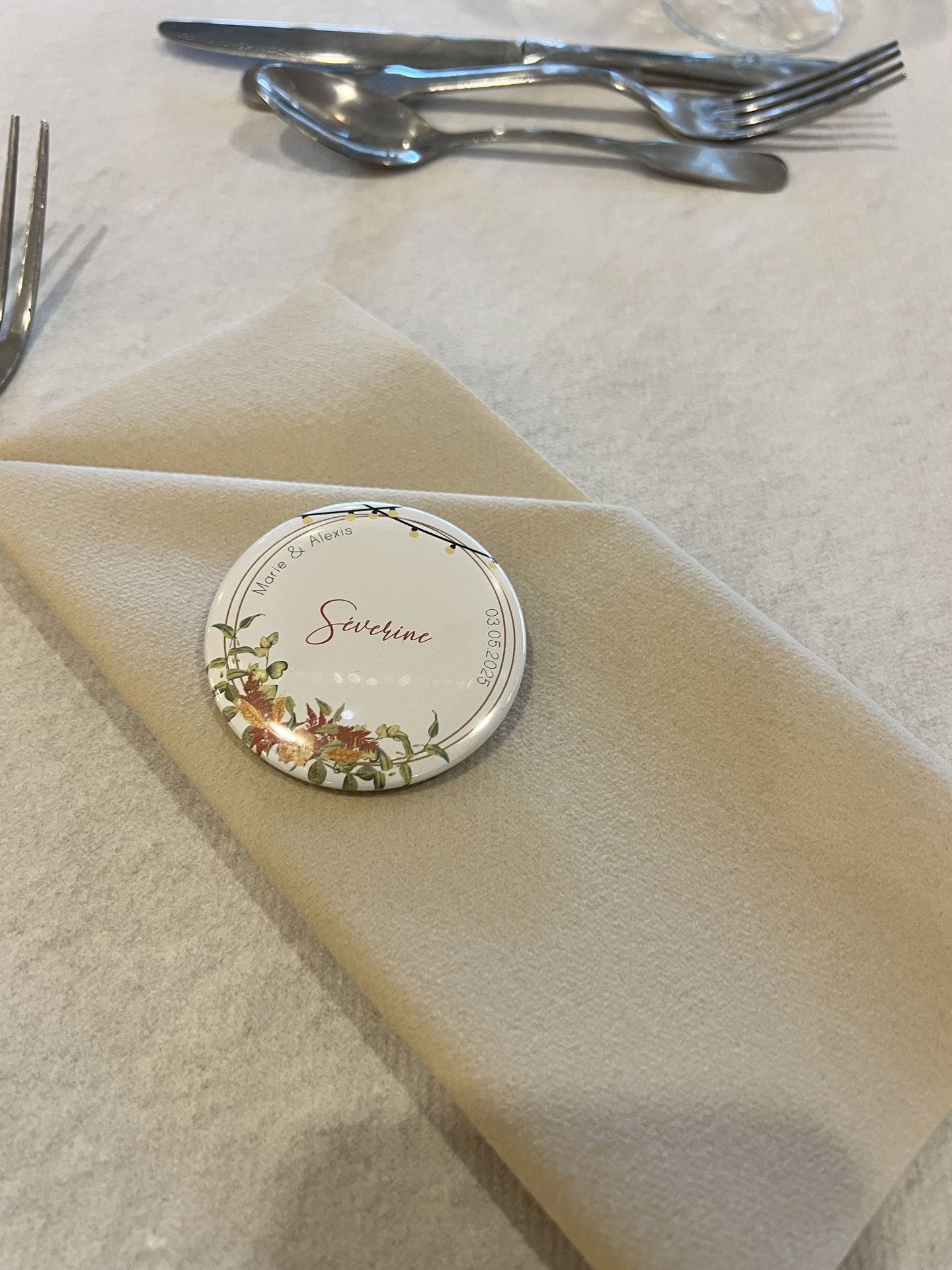 Mariage Espace Galerne serviette beige cadeaux invités miroir personnalisé