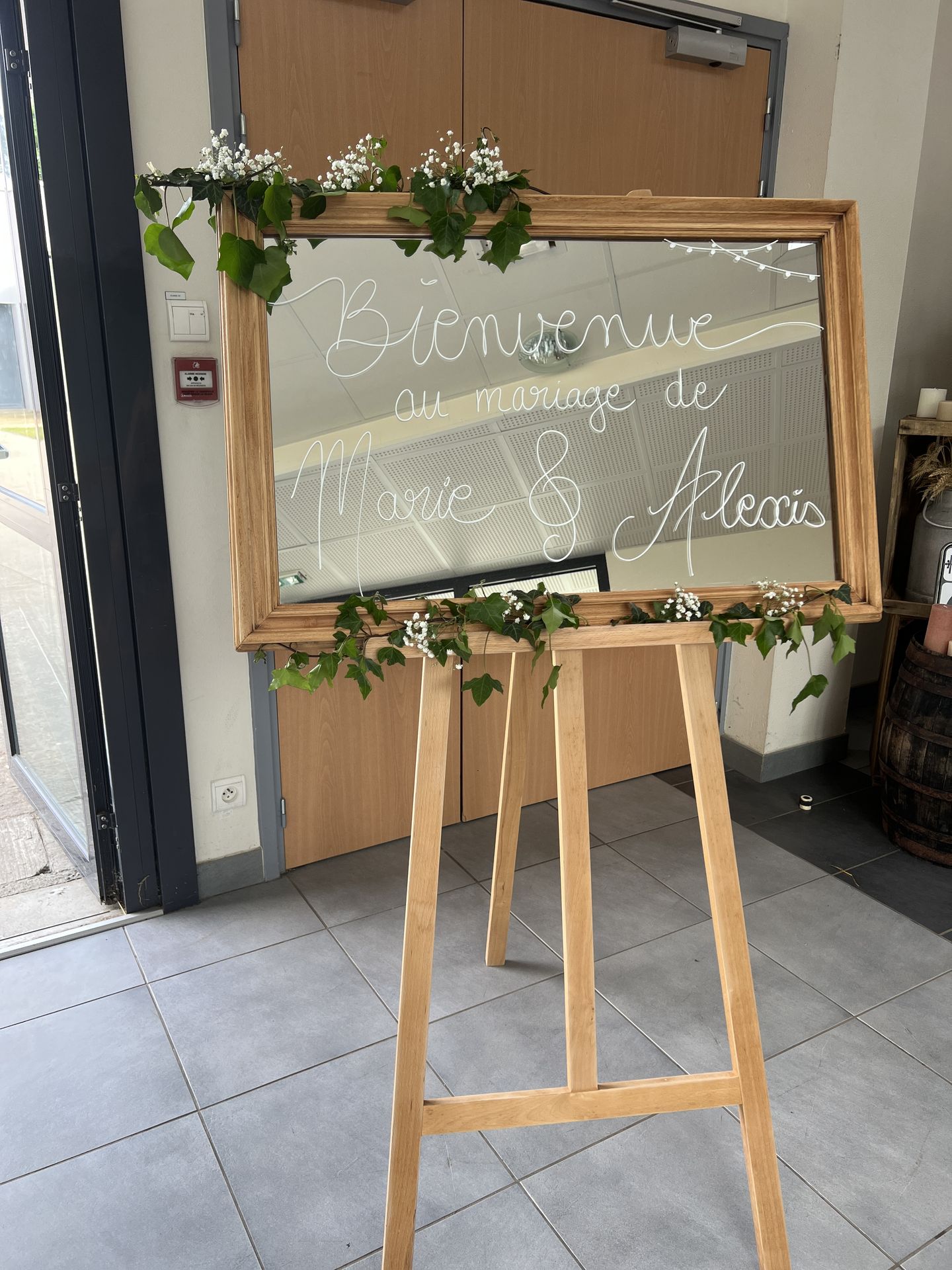 Mariage Espace Galerne panneau bienvenue en bois miroir feuillage