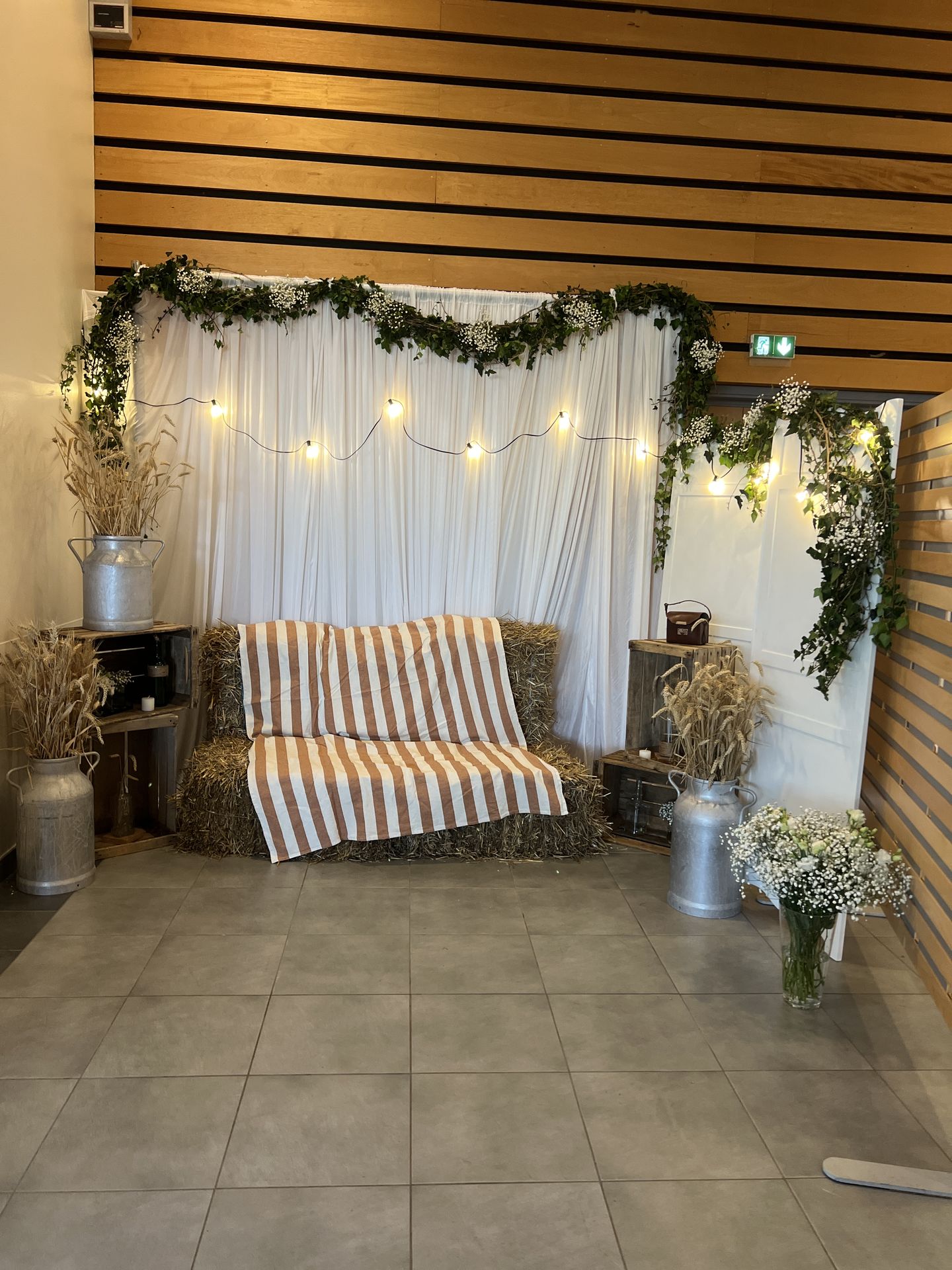 Mariage Espace Galerne Espace photo rideaux tissu blanc botte de paille épis de blé vase
