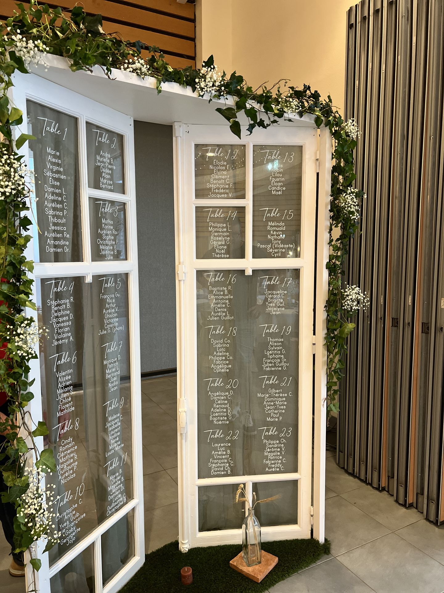 Mariage Espace Galerne Plan de table porte blanches feuillage