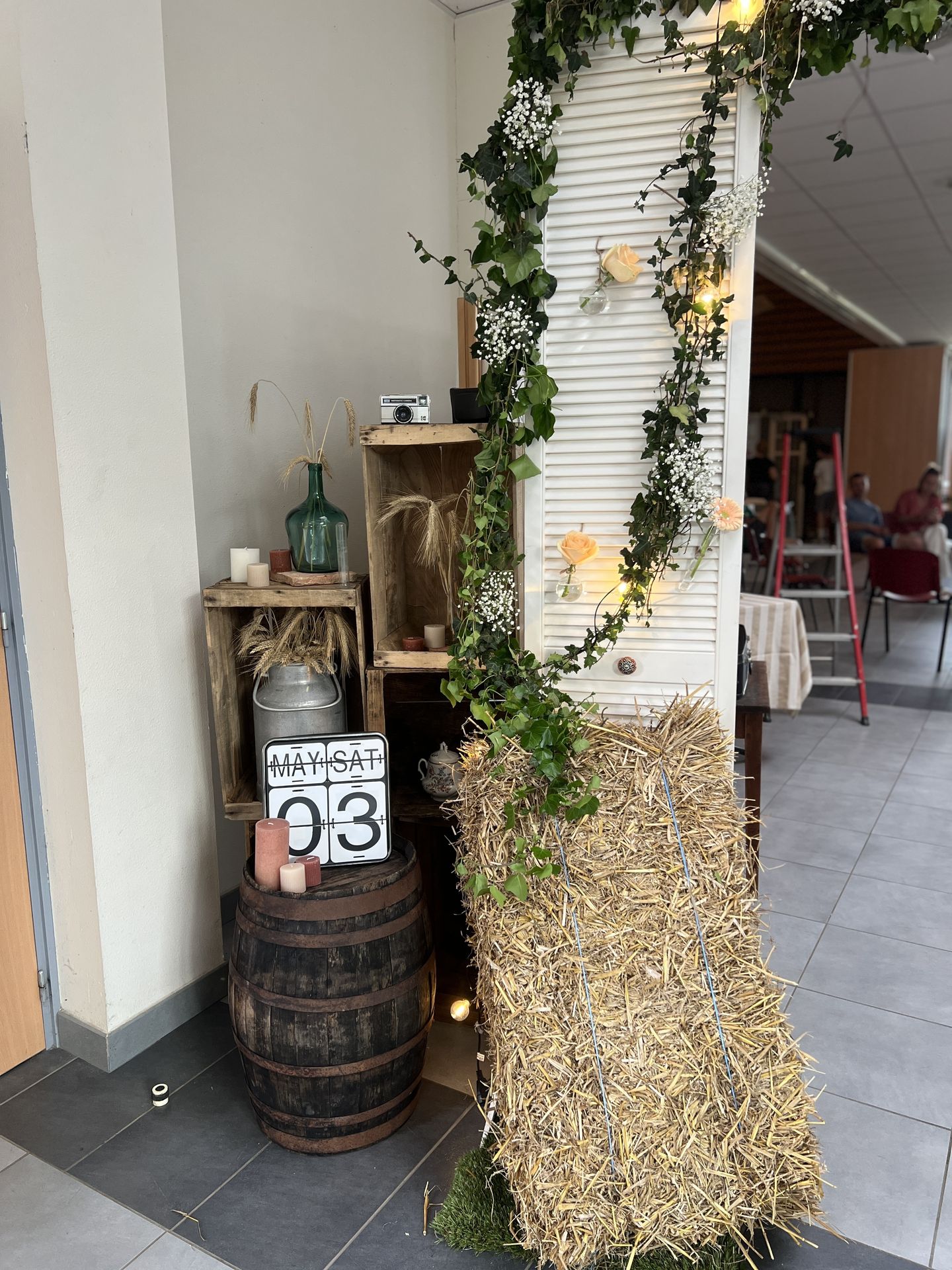 Mariage Espace Galerne décor accueil salle caisse à pomme feuillage porte ouverte botte de paille