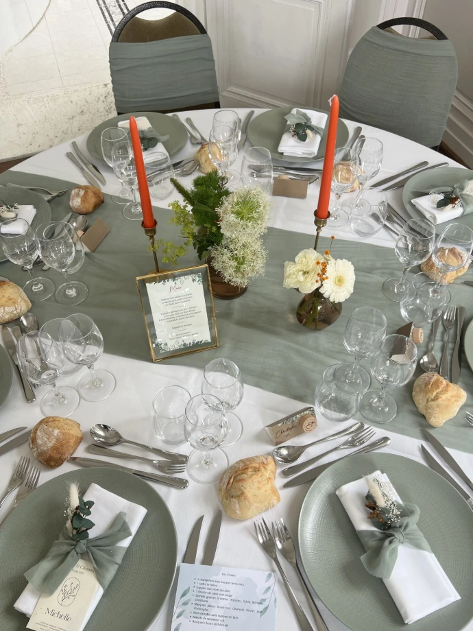 Mariage Château de la Forêt table blanche et vert sauge bougie orange cadre menu dorée composition florales blanche
