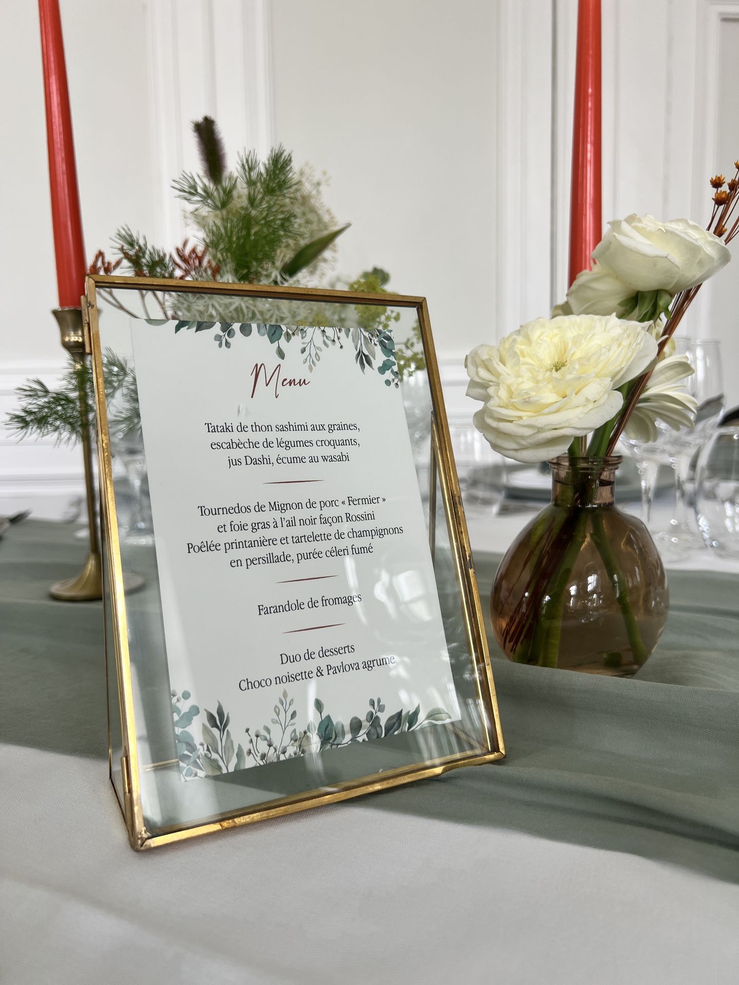 Mariage Château de la Forêt table blanche et vert sauge bougie orange cadre menu dorée composition florales blanche