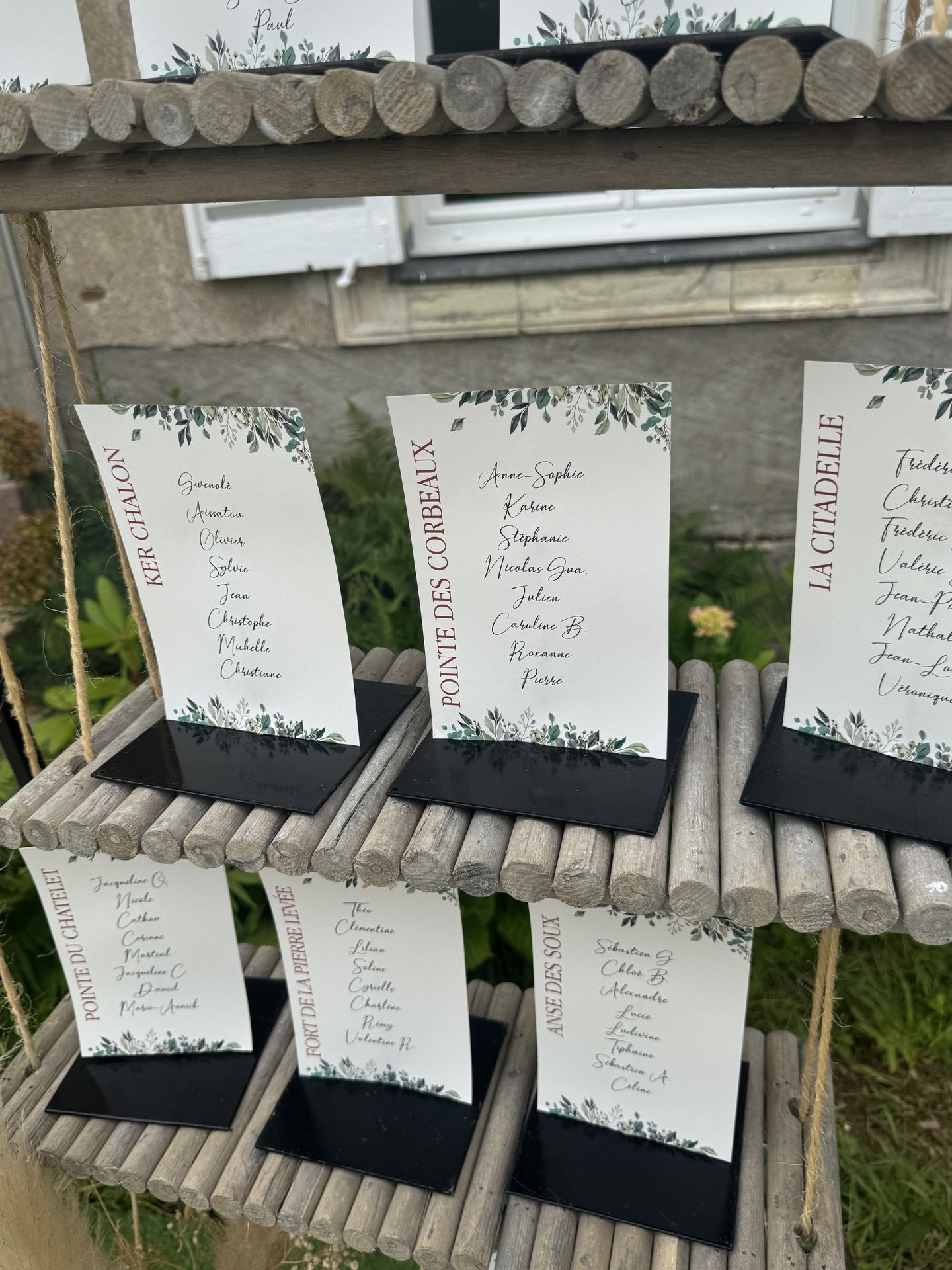 Mariage Château de la Forêt plan de table balançoire impression blanche et vert sauge rondin de bois vase pampas lanterne