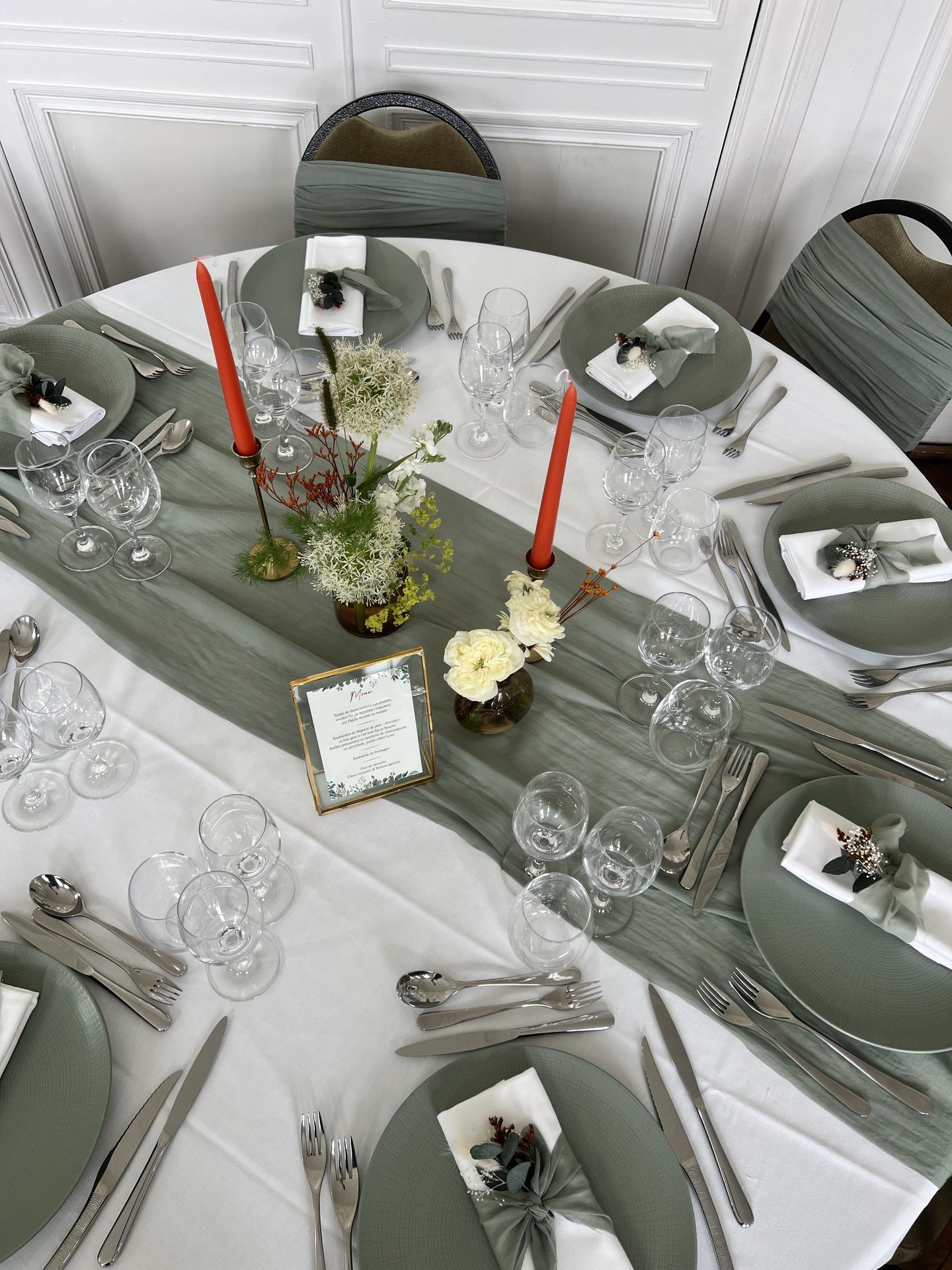 Mariage Château de la Forêt table blanche et vert sauge bougie orange cadre menu dorée composition florales blanche