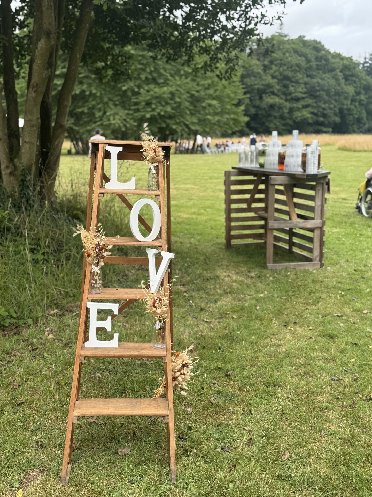 Mariage Château de la Forêt décor échelle bois lettre love blanche bar à cocktail